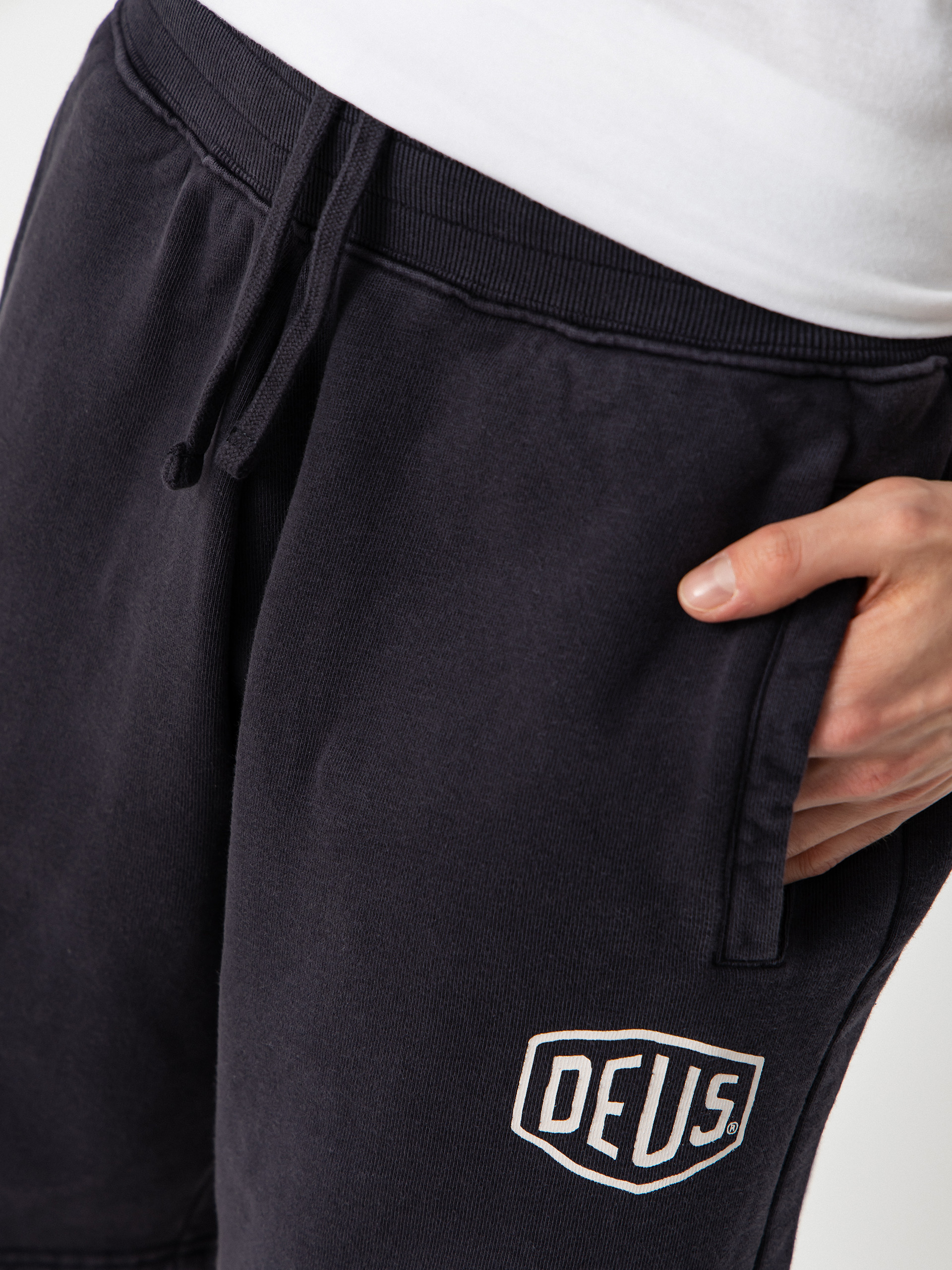 Къси панталони Deus Ex Machina Shield Garment Dyed Track (black)