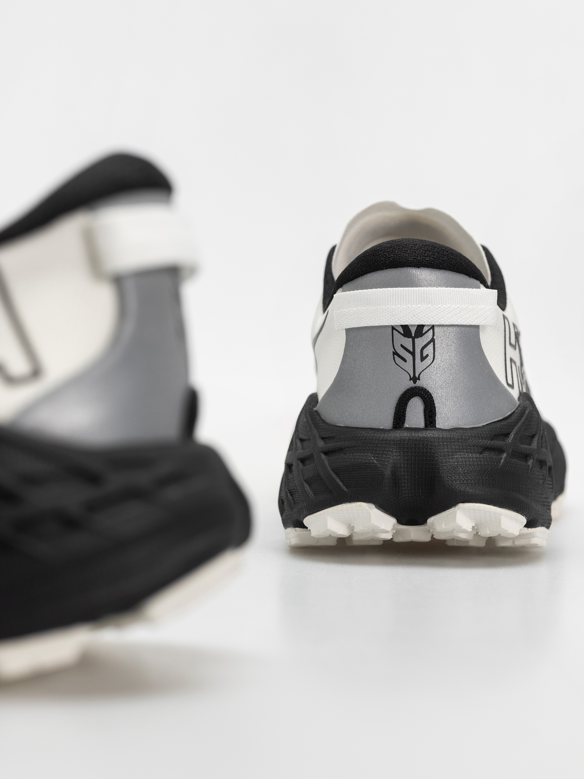 Обувки Hoka Speedgoat 7 (black/white)