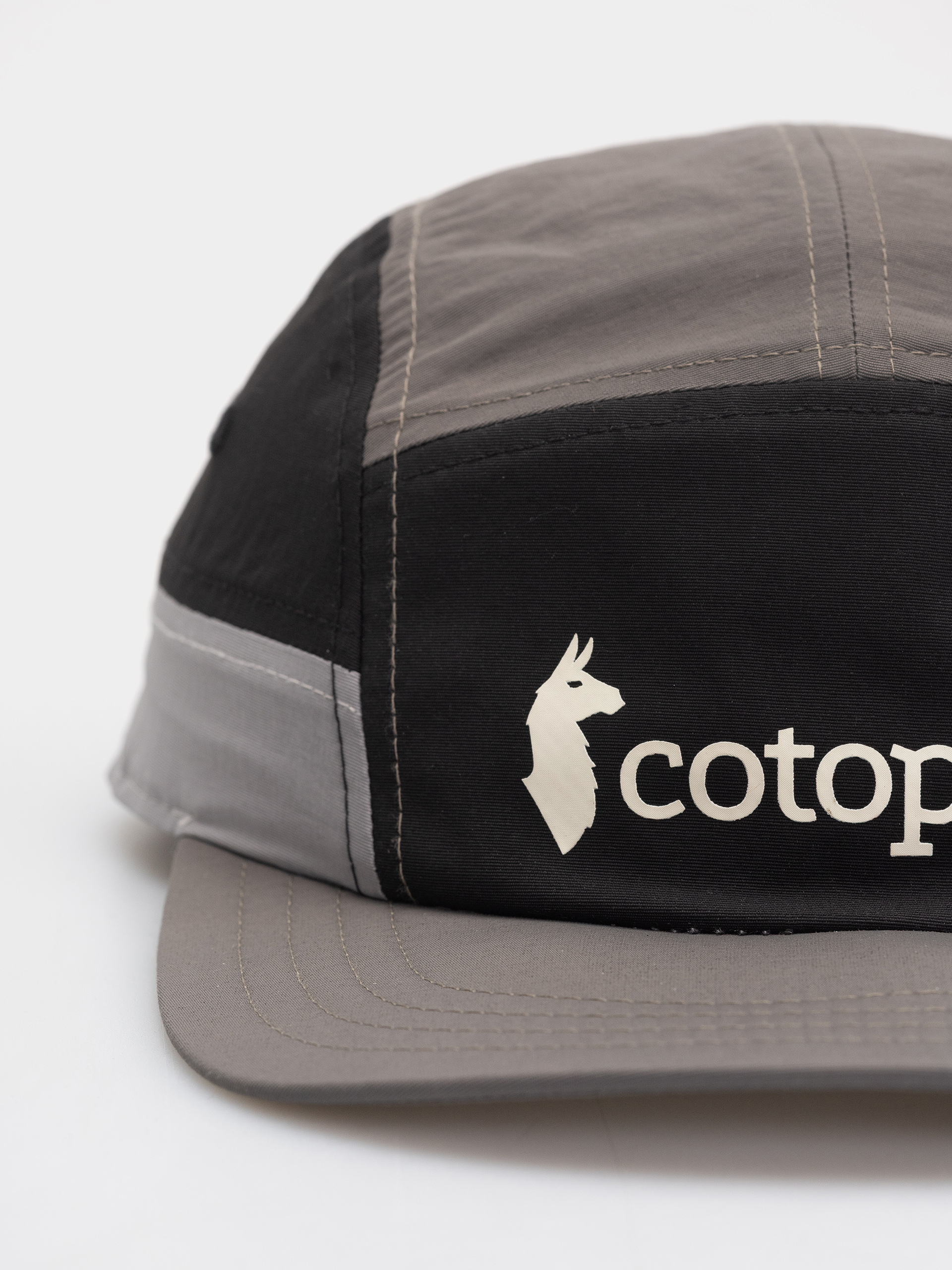Шапка с козирка Cotopaxi Tech (black/cinder)