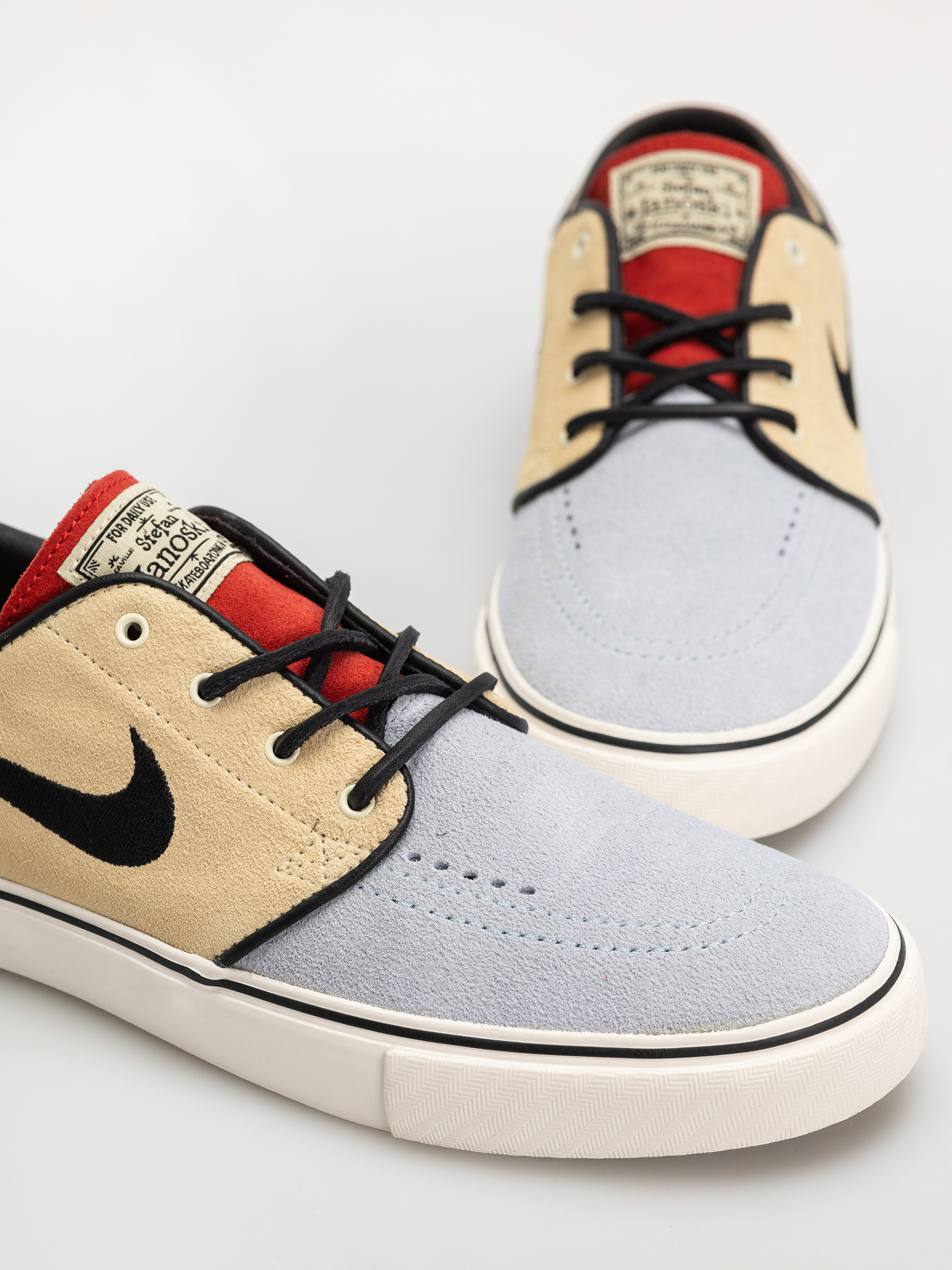 Обувки Nike SB Zoom Janoski OG+ (alabaster/alabaster chile red)