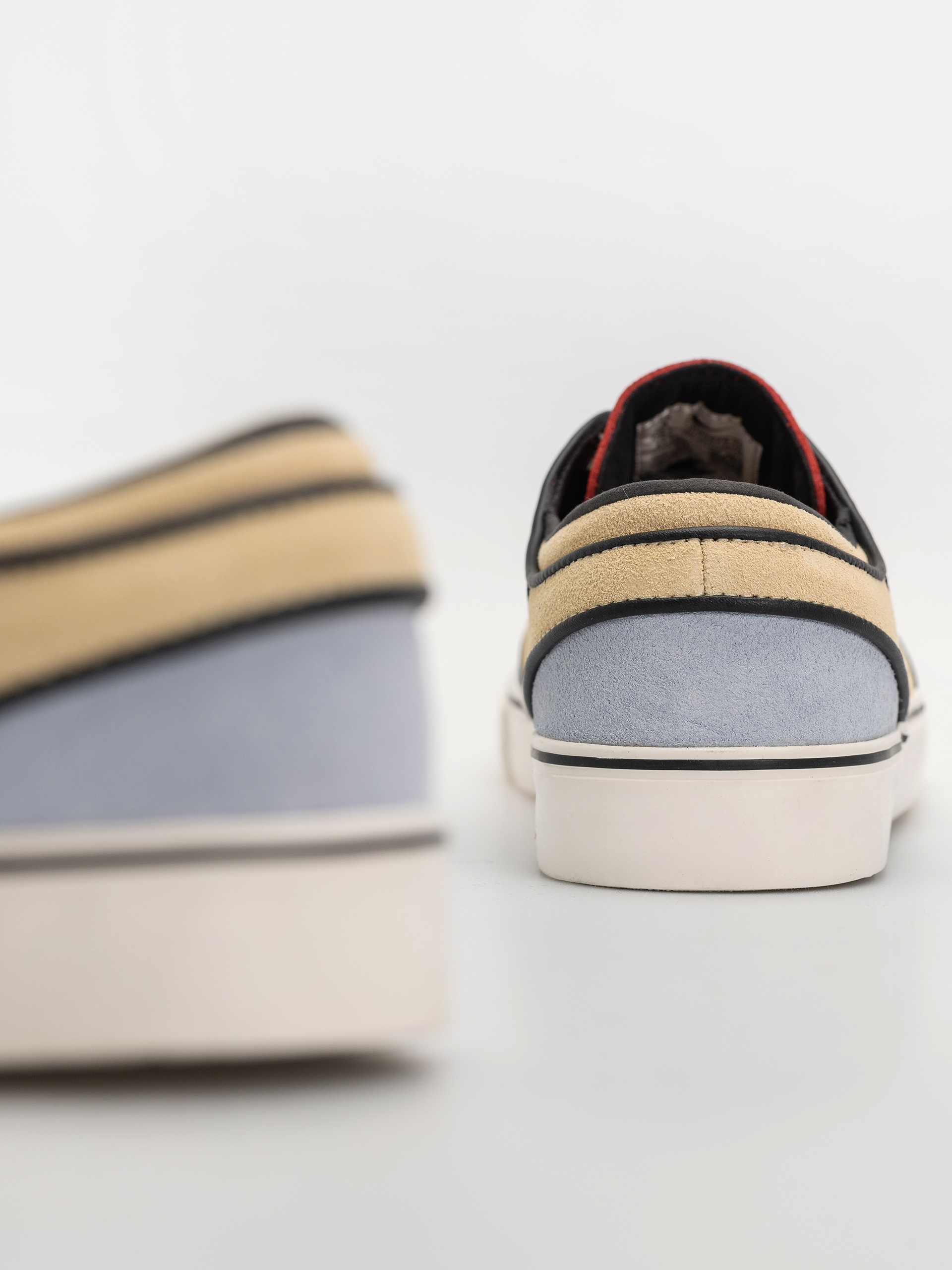 Обувки Nike SB Zoom Janoski OG+ (alabaster/alabaster chile red)