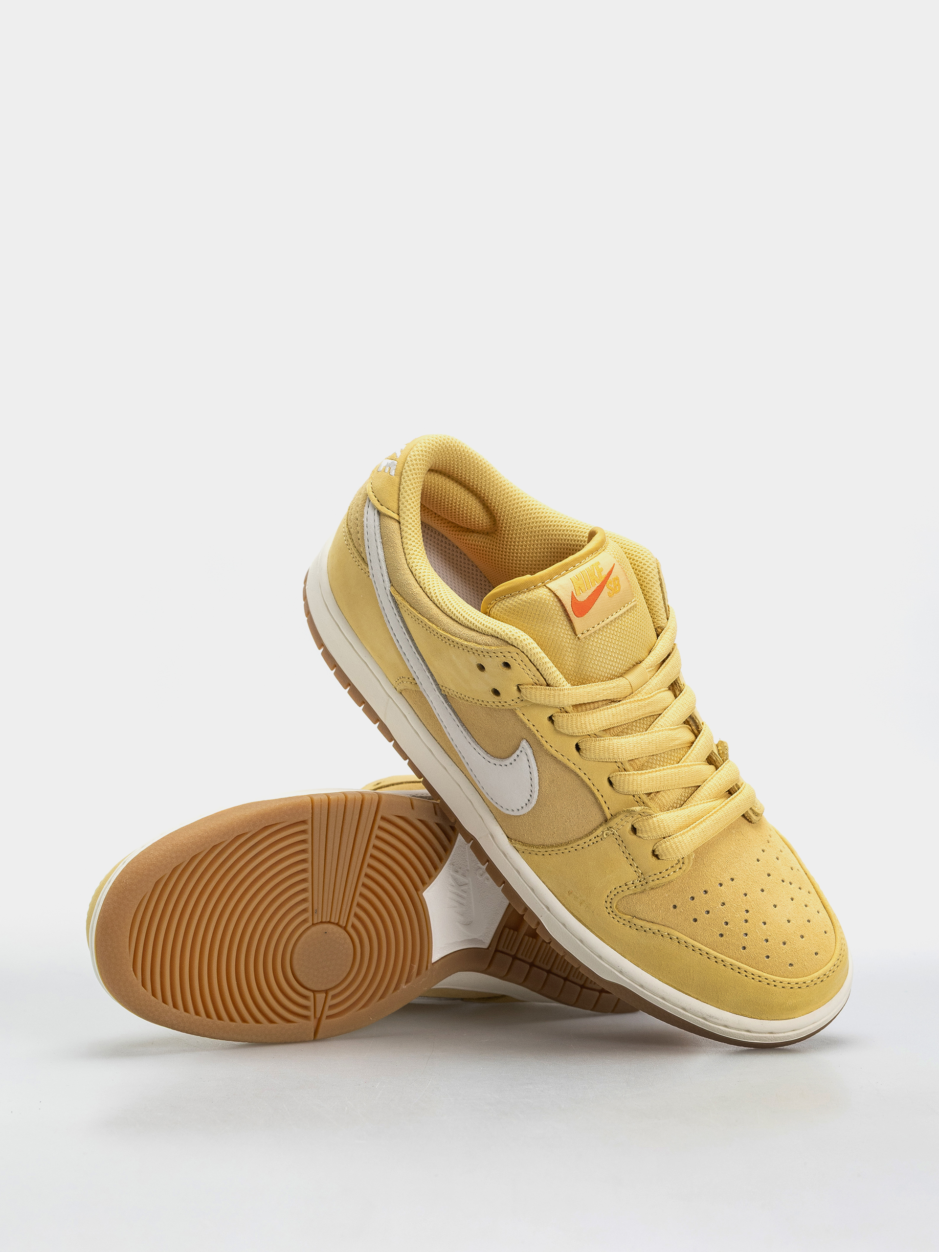 Обувки Nike SB Dunk Low Pro (saturn gold/sail saturn gold solar flare)