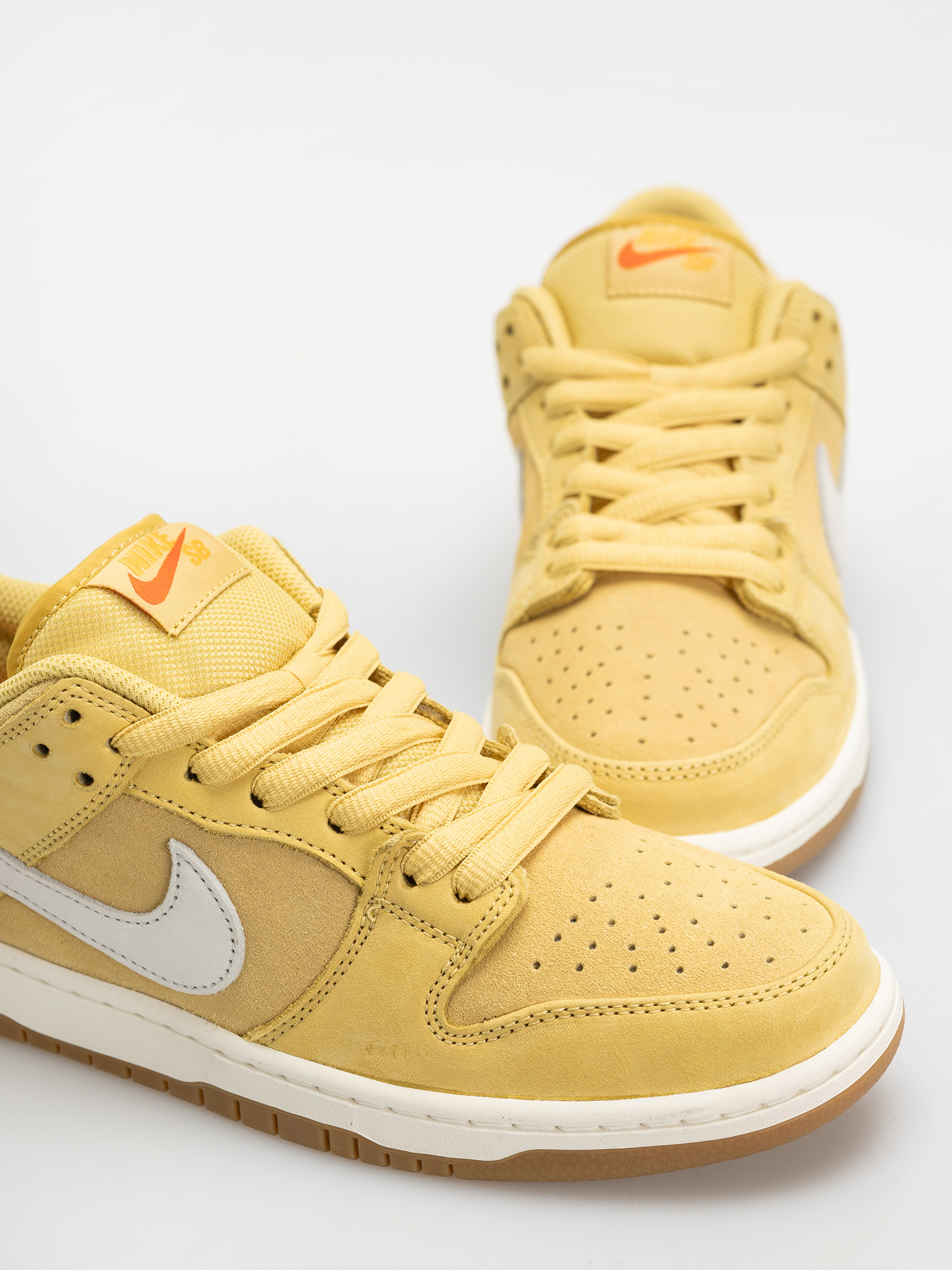 Обувки Nike SB Dunk Low Pro (saturn gold/sail saturn gold solar flare)