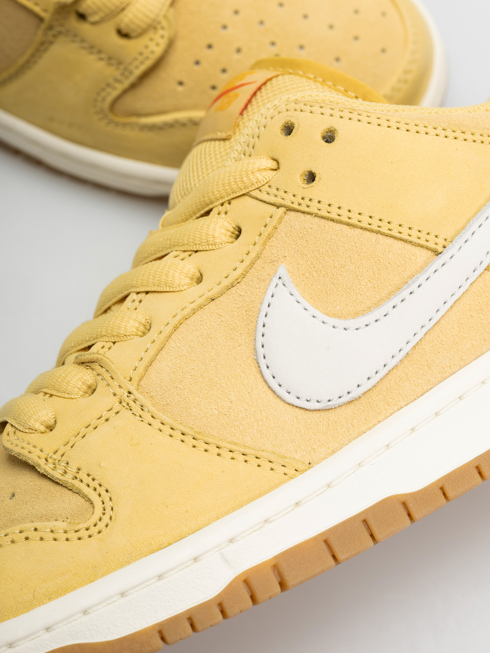 Обувки Nike SB Dunk Low Pro (saturn gold/sail saturn gold solar flare)