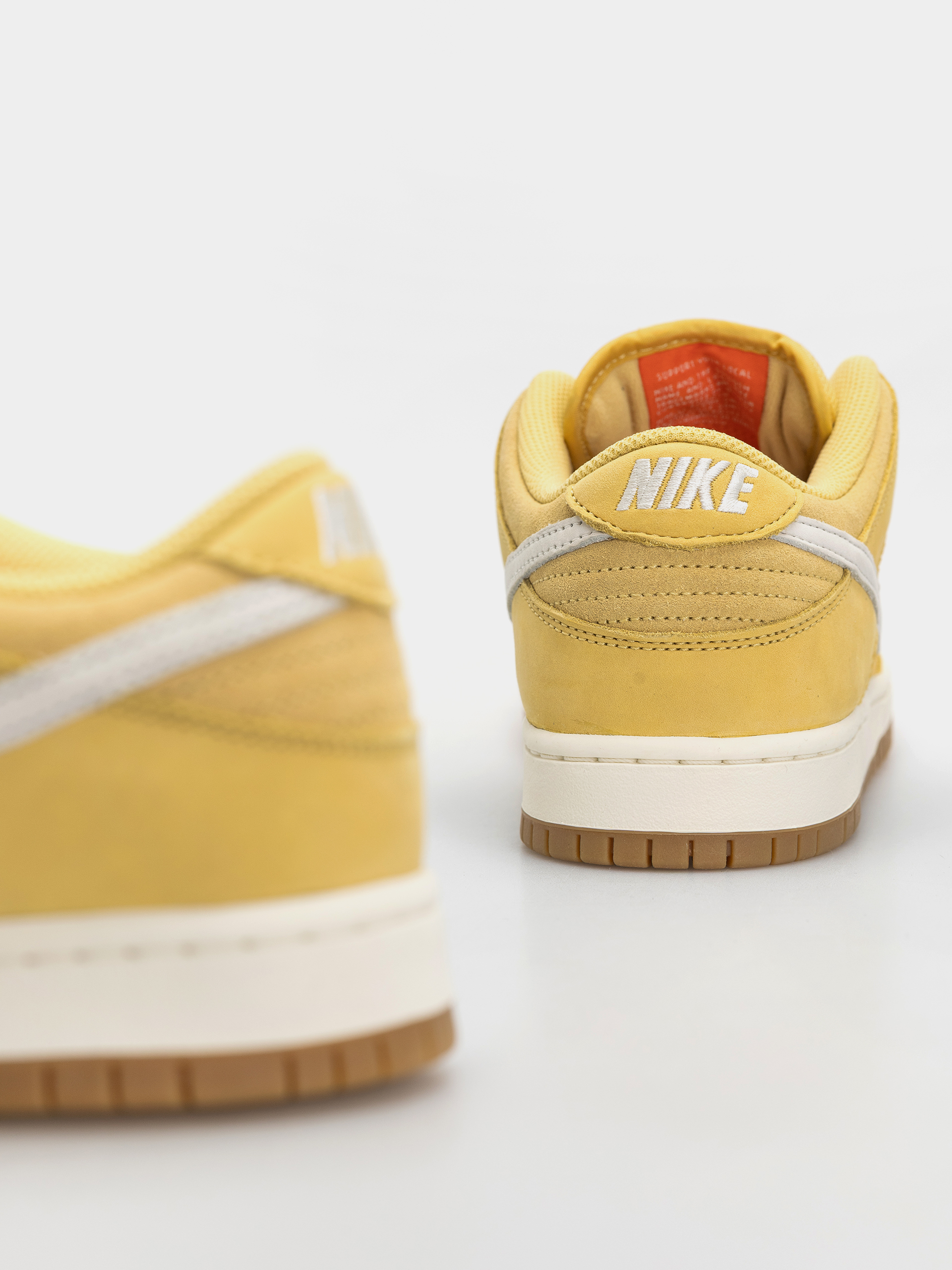 Обувки Nike SB Dunk Low Pro (saturn gold/sail saturn gold solar flare)