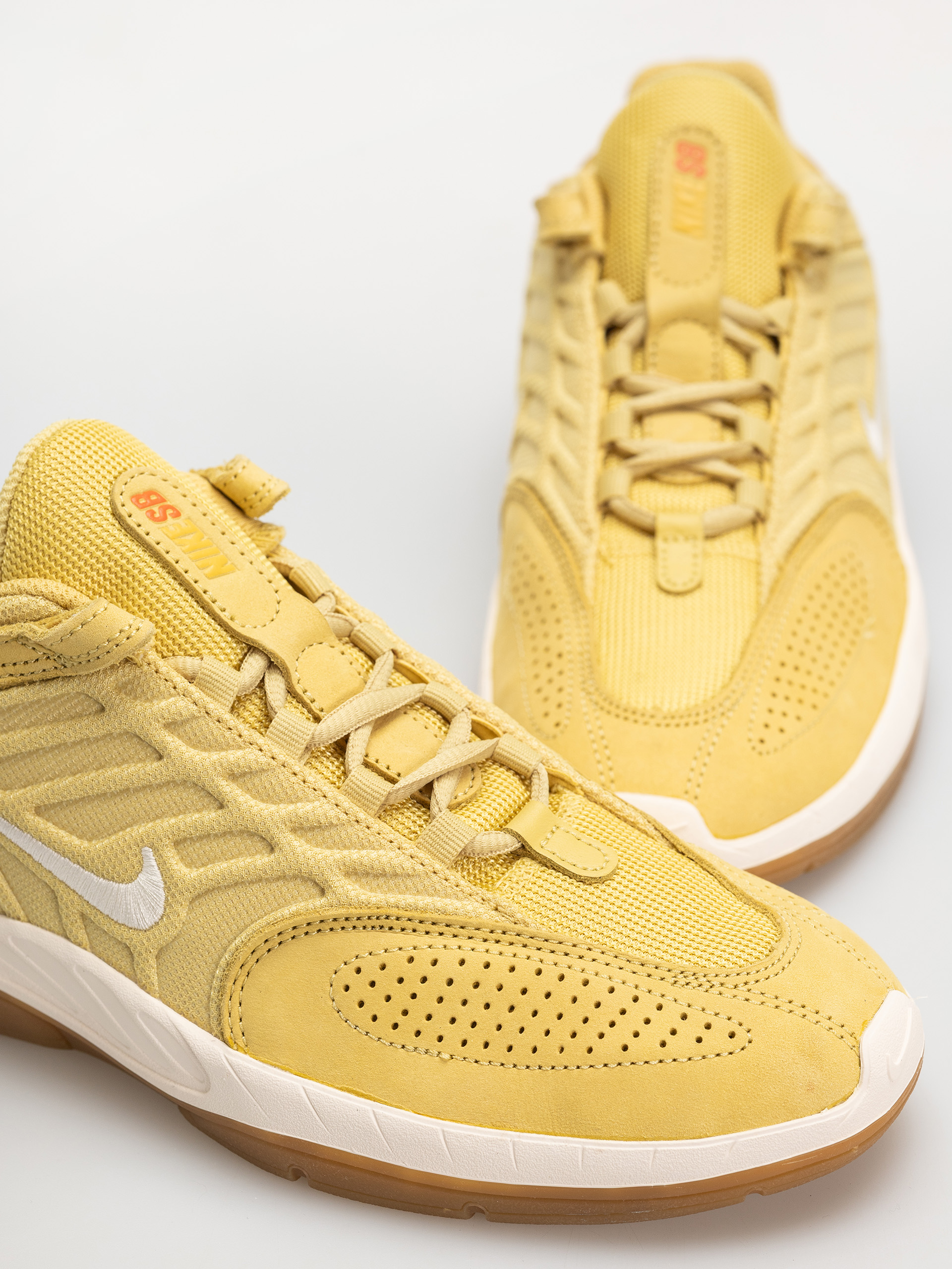 Обувки Nike SB Vertebrae Iso (saturn gold/sail saturn gold solar flare)