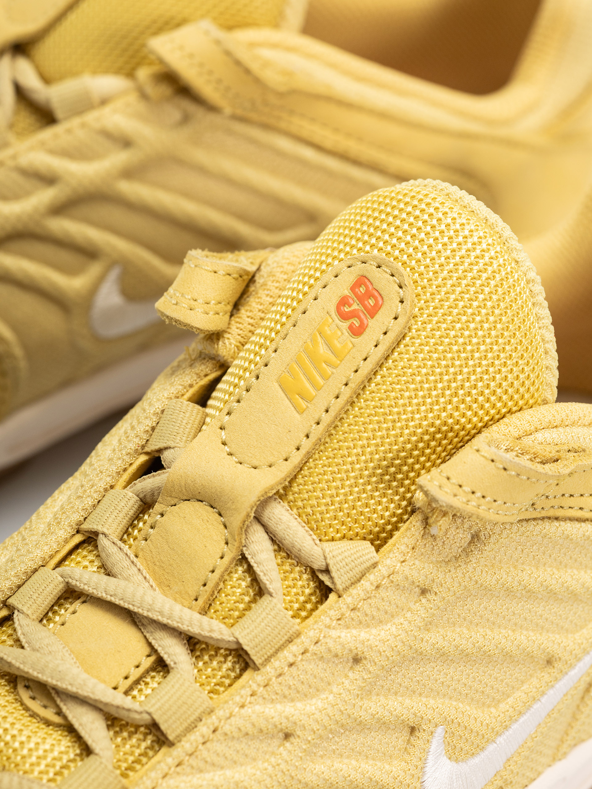 Обувки Nike SB Vertebrae Iso (saturn gold/sail saturn gold solar flare)