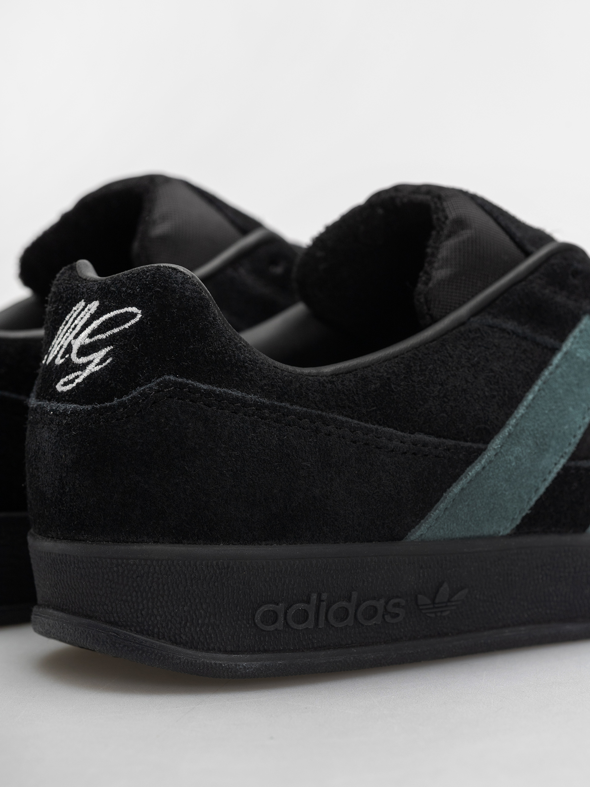 Обувки adidas Aloha Super (cblack/pretea/ftwwht)
