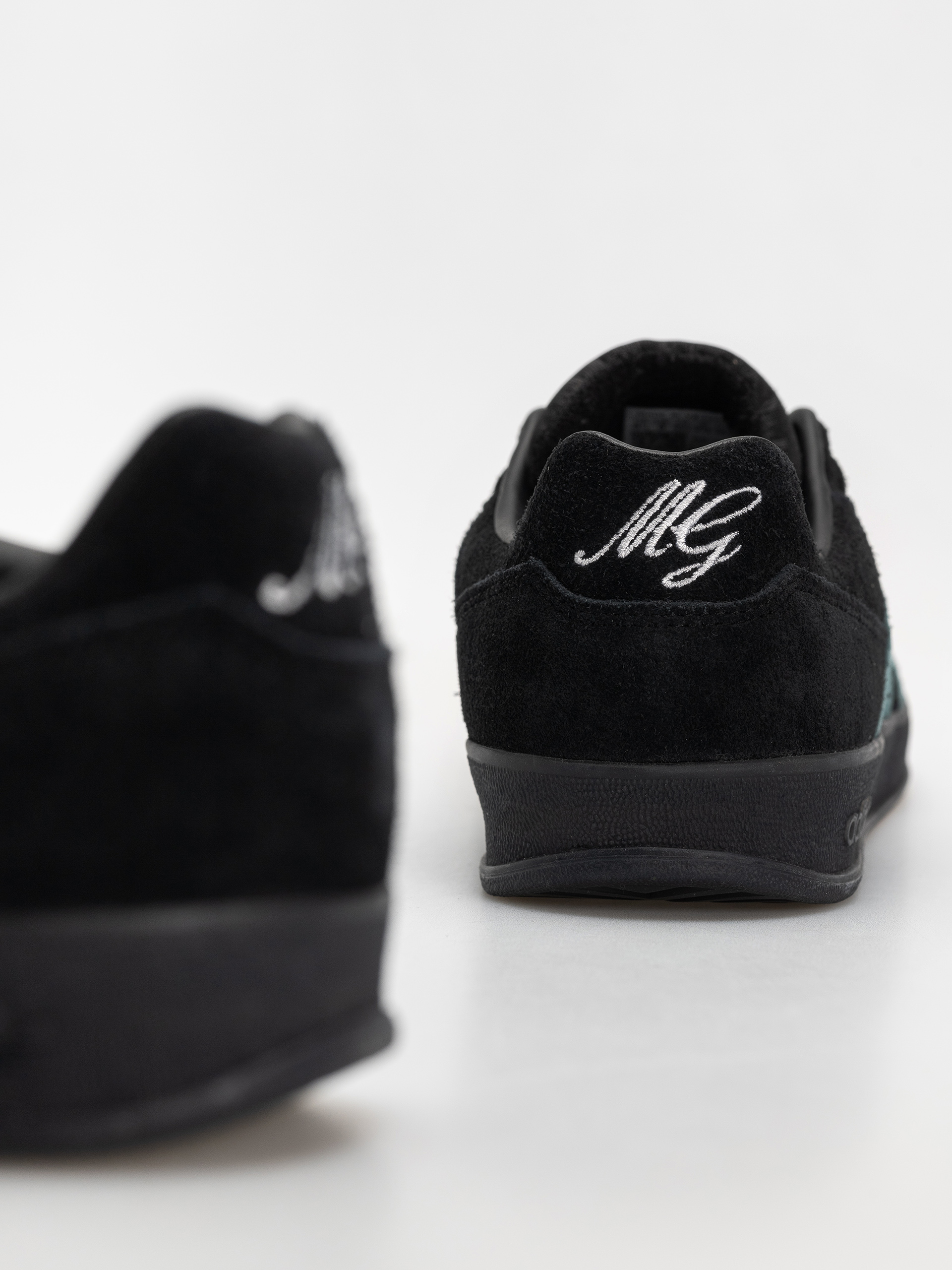 Обувки adidas Aloha Super (cblack/pretea/ftwwht)