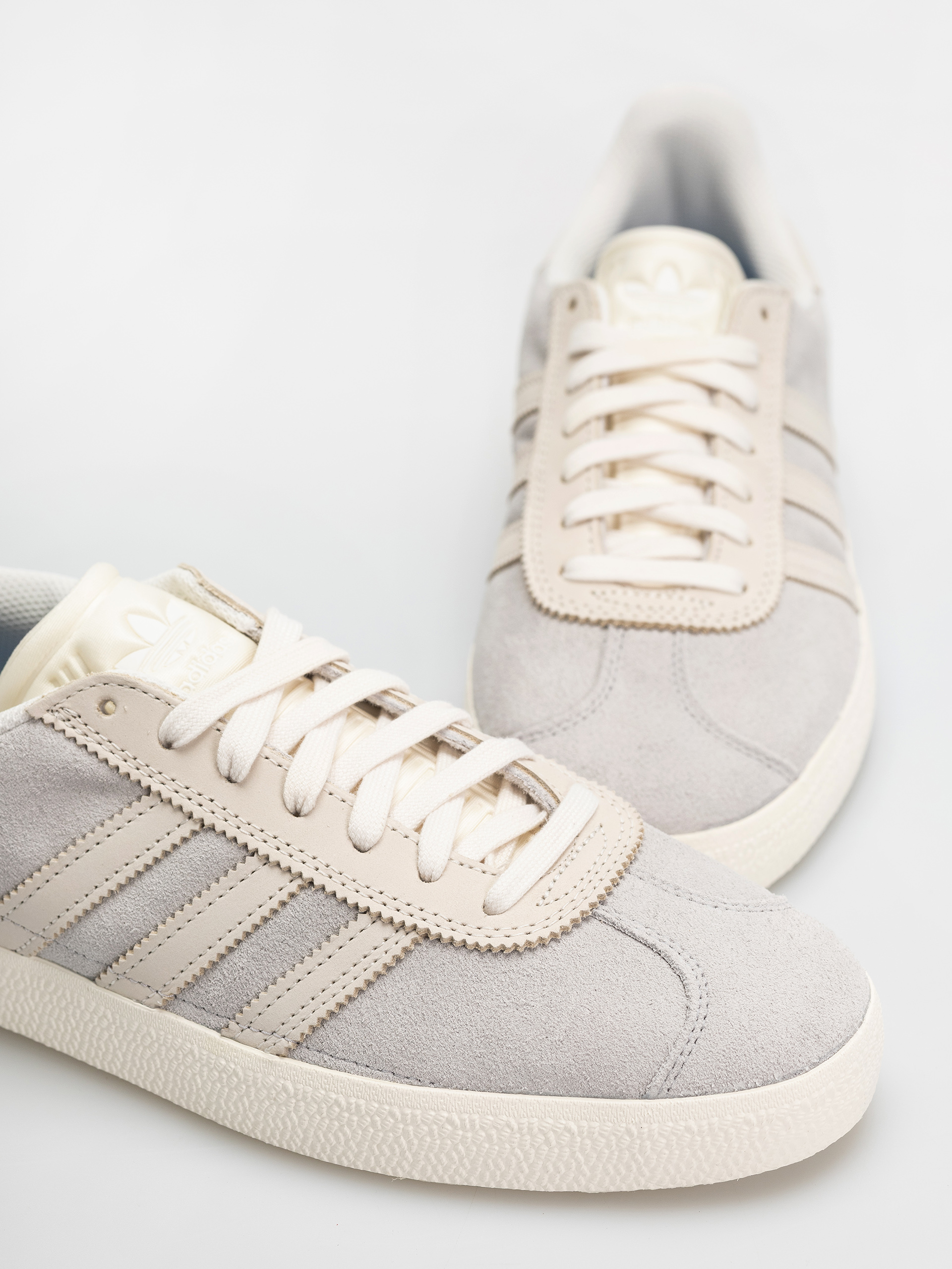 Обувки adidas Gazelle Adv (gretwo/cwhite/goldmt)