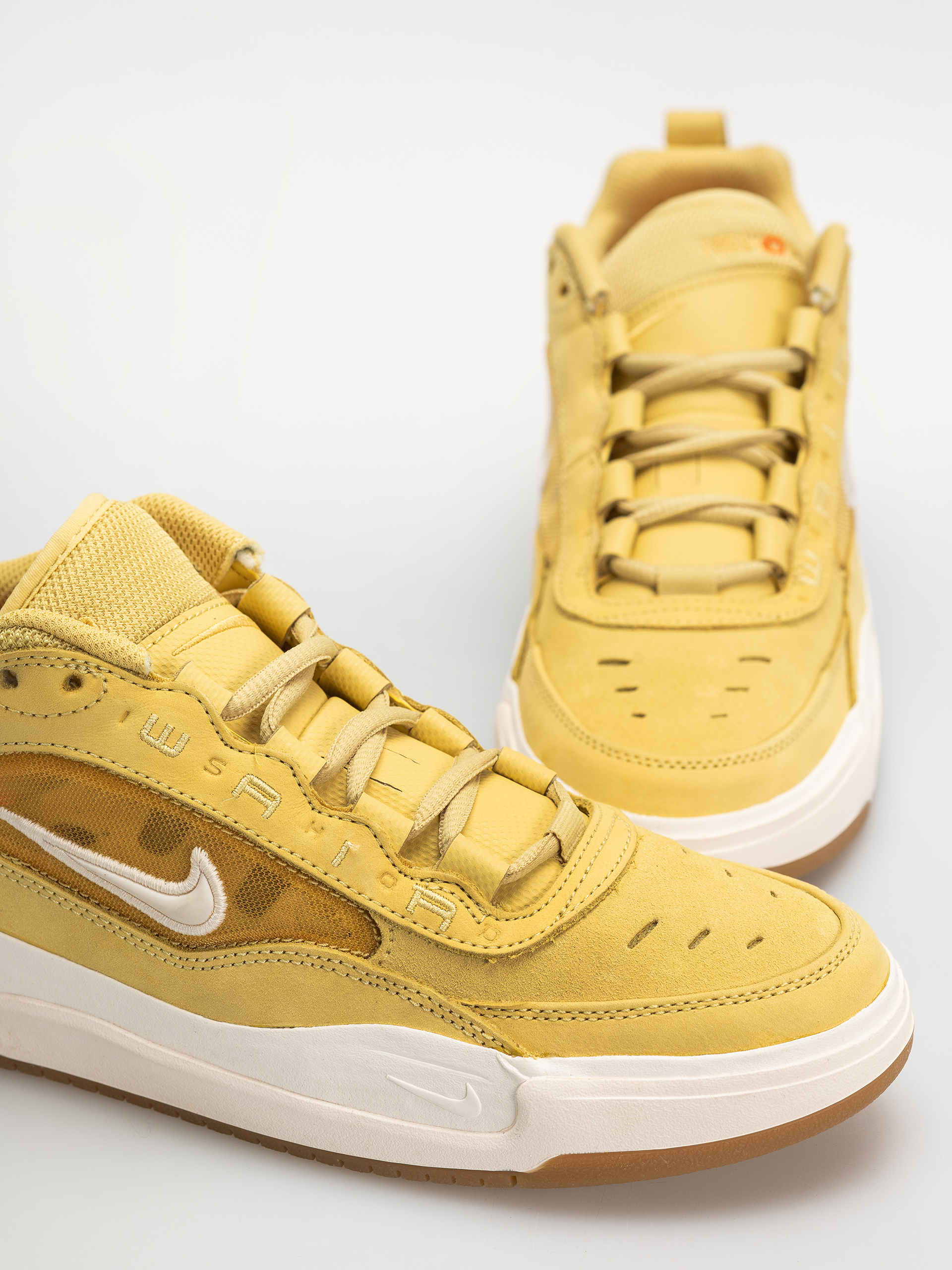 Обувки Nike SB Air Max Ishod Iso (saturn gold/sail saturn gold solar flare)