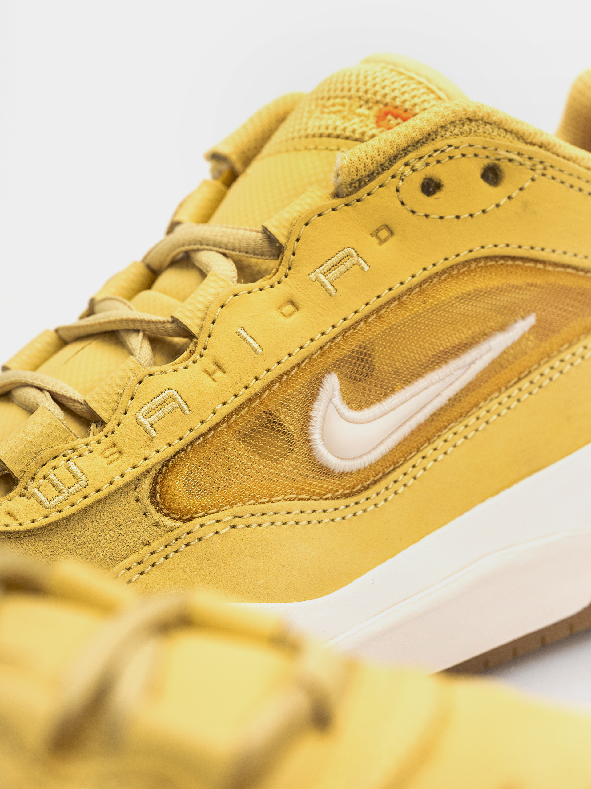 Обувки Nike SB Air Max Ishod Iso (saturn gold/sail saturn gold solar flare)