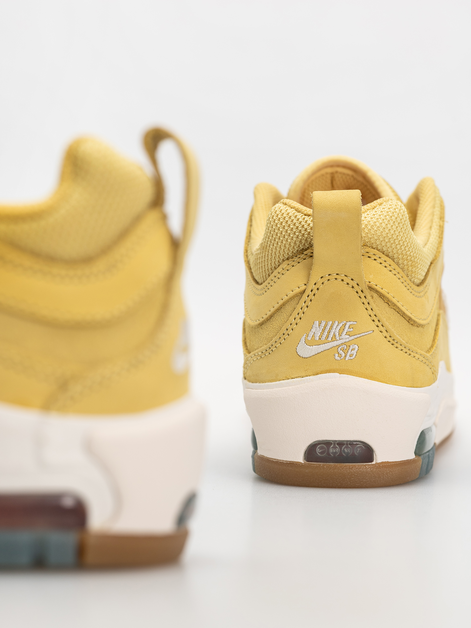 Обувки Nike SB Air Max Ishod Iso (saturn gold/sail saturn gold solar flare)