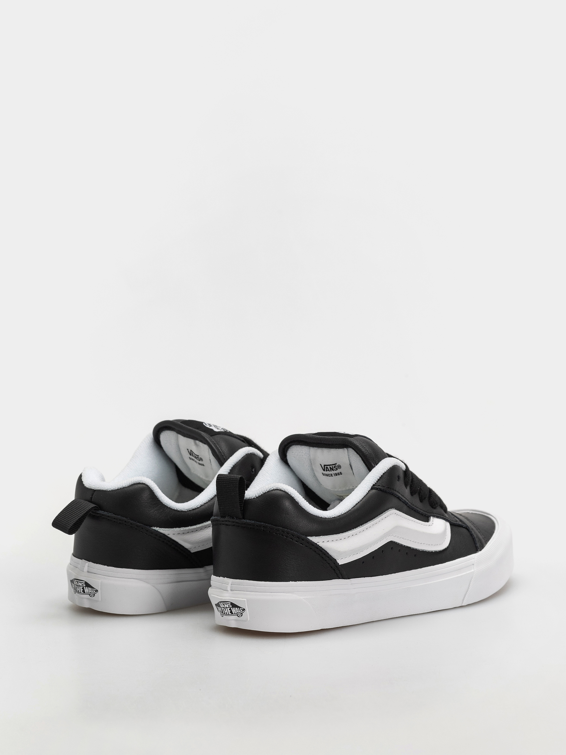 Обувки Vans Knu Skool (black/true whit)