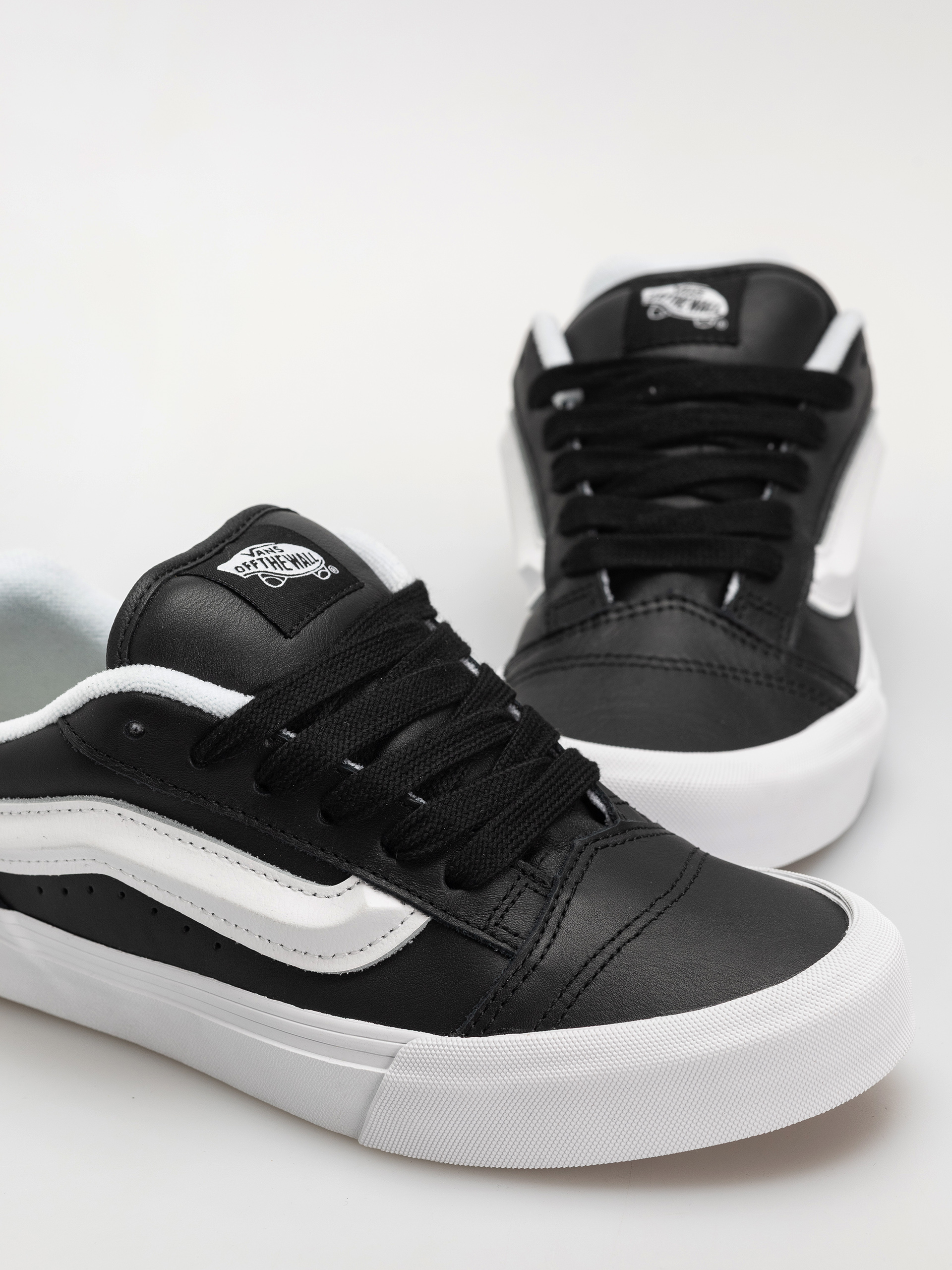 Обувки Vans Knu Skool (black/true whit)