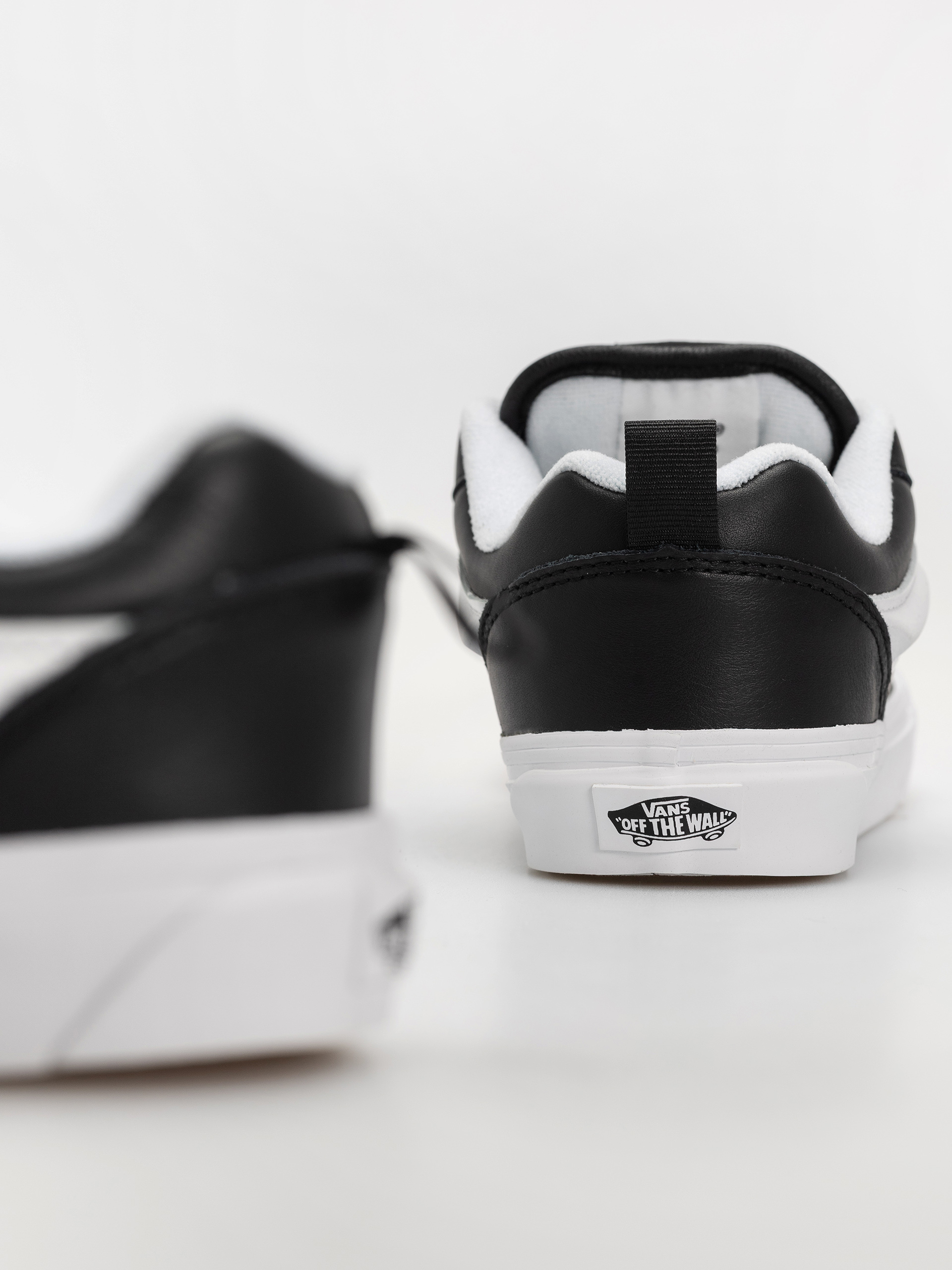 Обувки Vans Knu Skool (black/true whit)