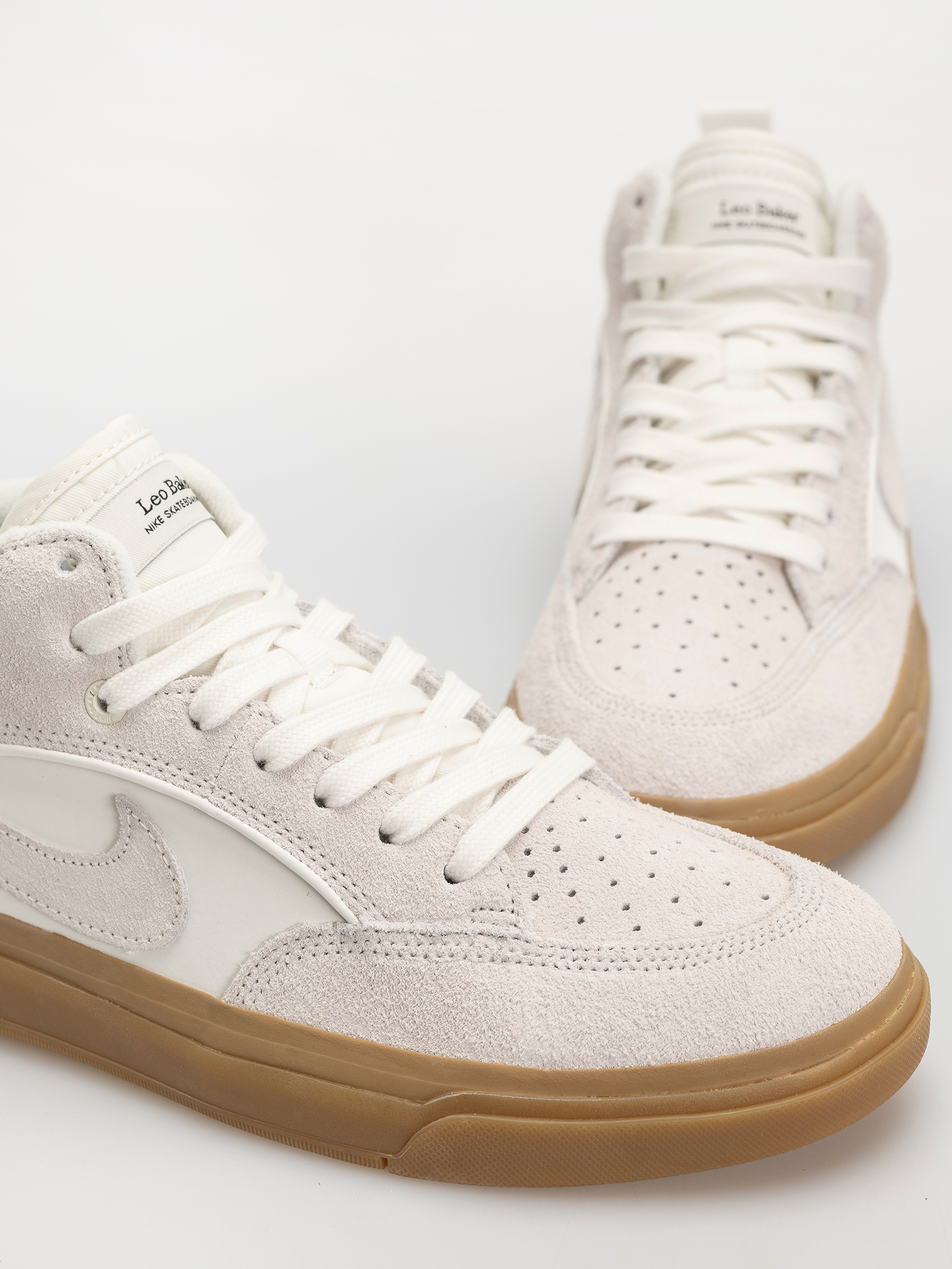 Обувки Nike SB React Leo (sail/sail/sail/gum light brown)