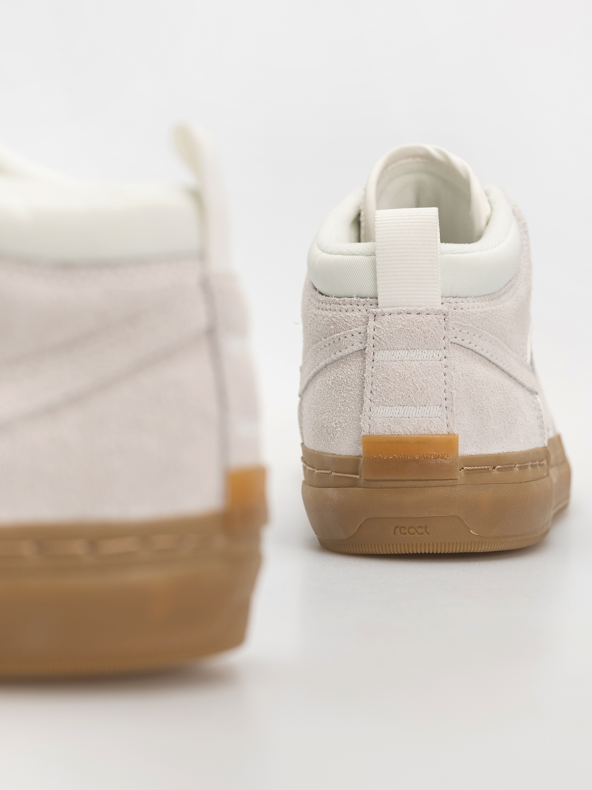 Обувки Nike SB React Leo (sail/sail/sail/gum light brown)