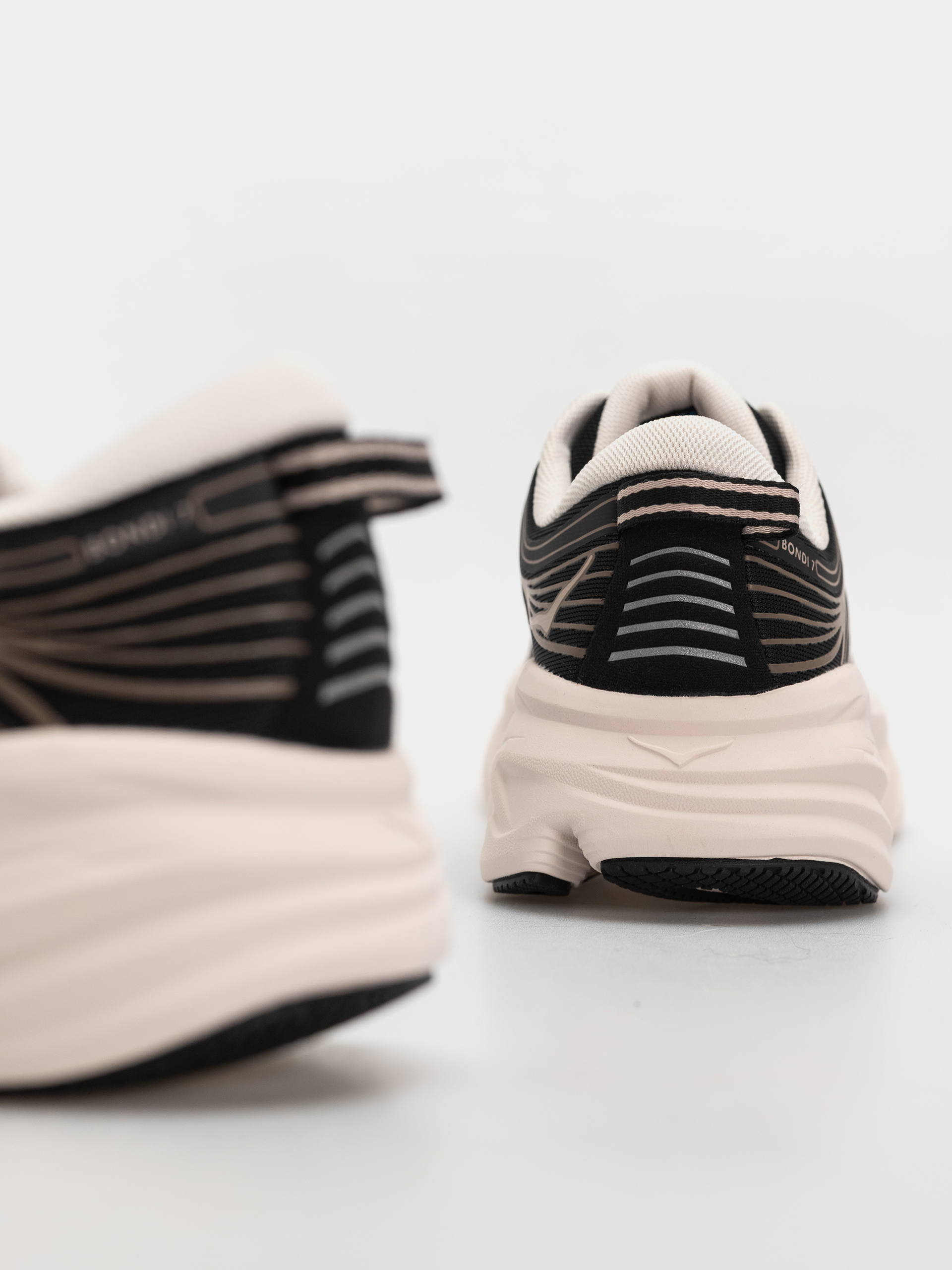 Обувки Hoka Bondi 7 Wmn (black/rose cream)