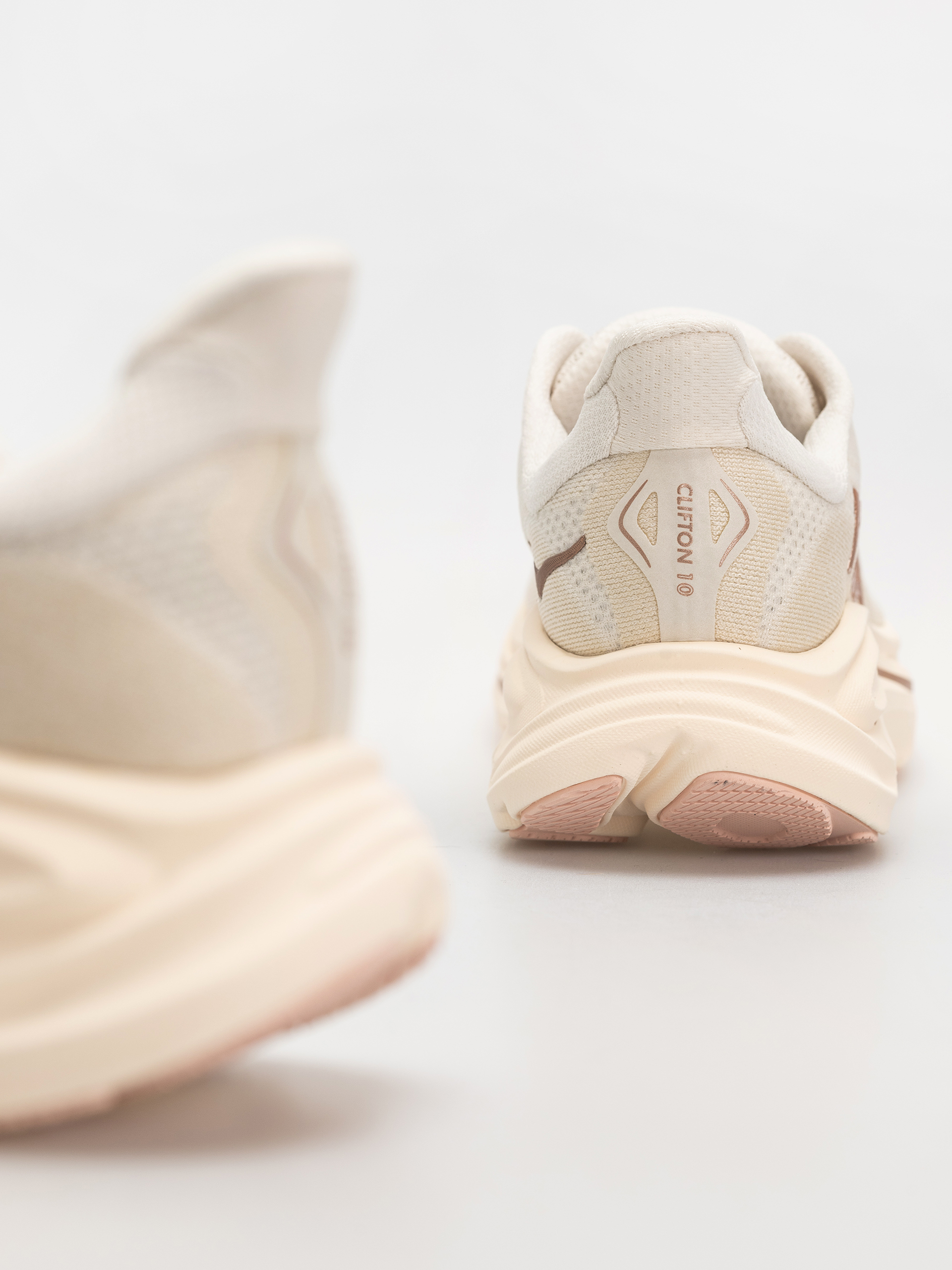 Обувки Hoka Clifton 10 Wmn (alabaster/rose gold)