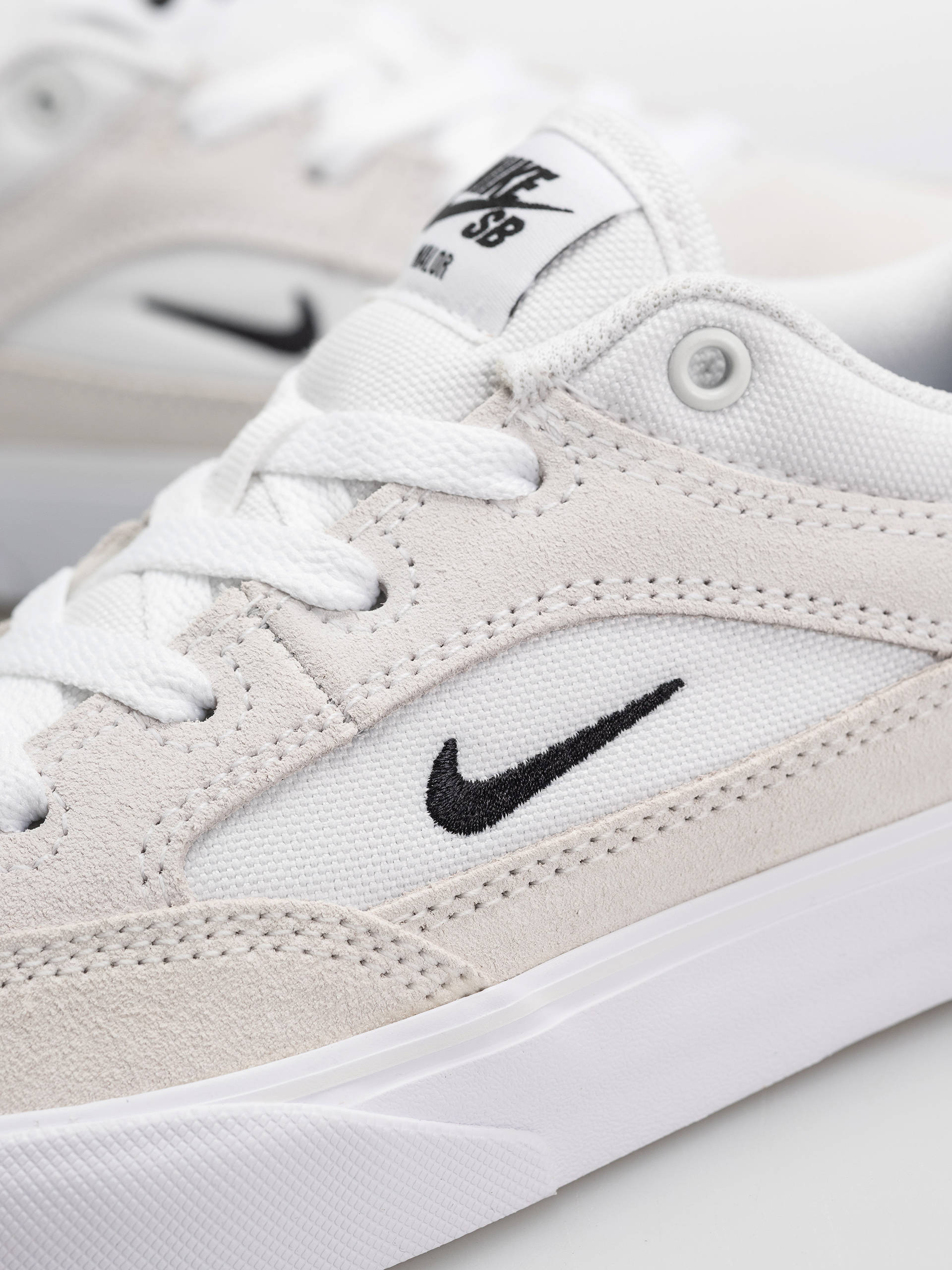 Обувки Nike SB Malor (white/black/summit white/gum light brown)