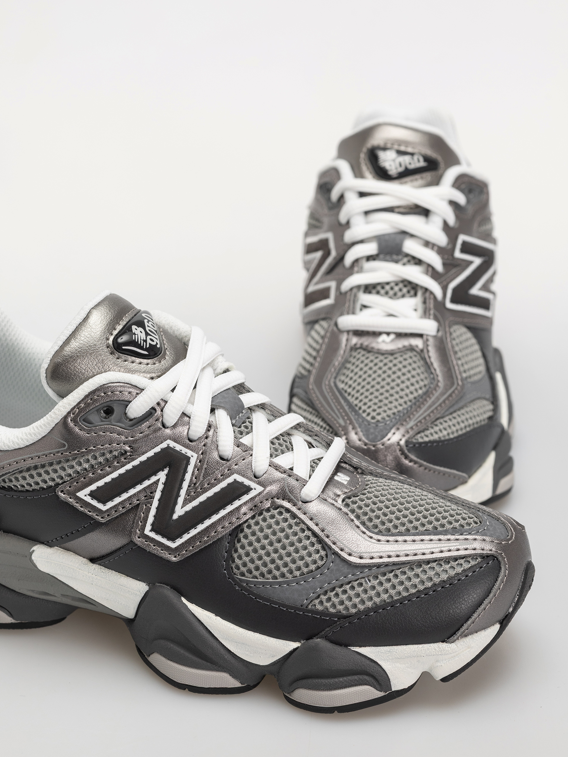 Обувки New Balance 9060 JR (magnet/faded black)