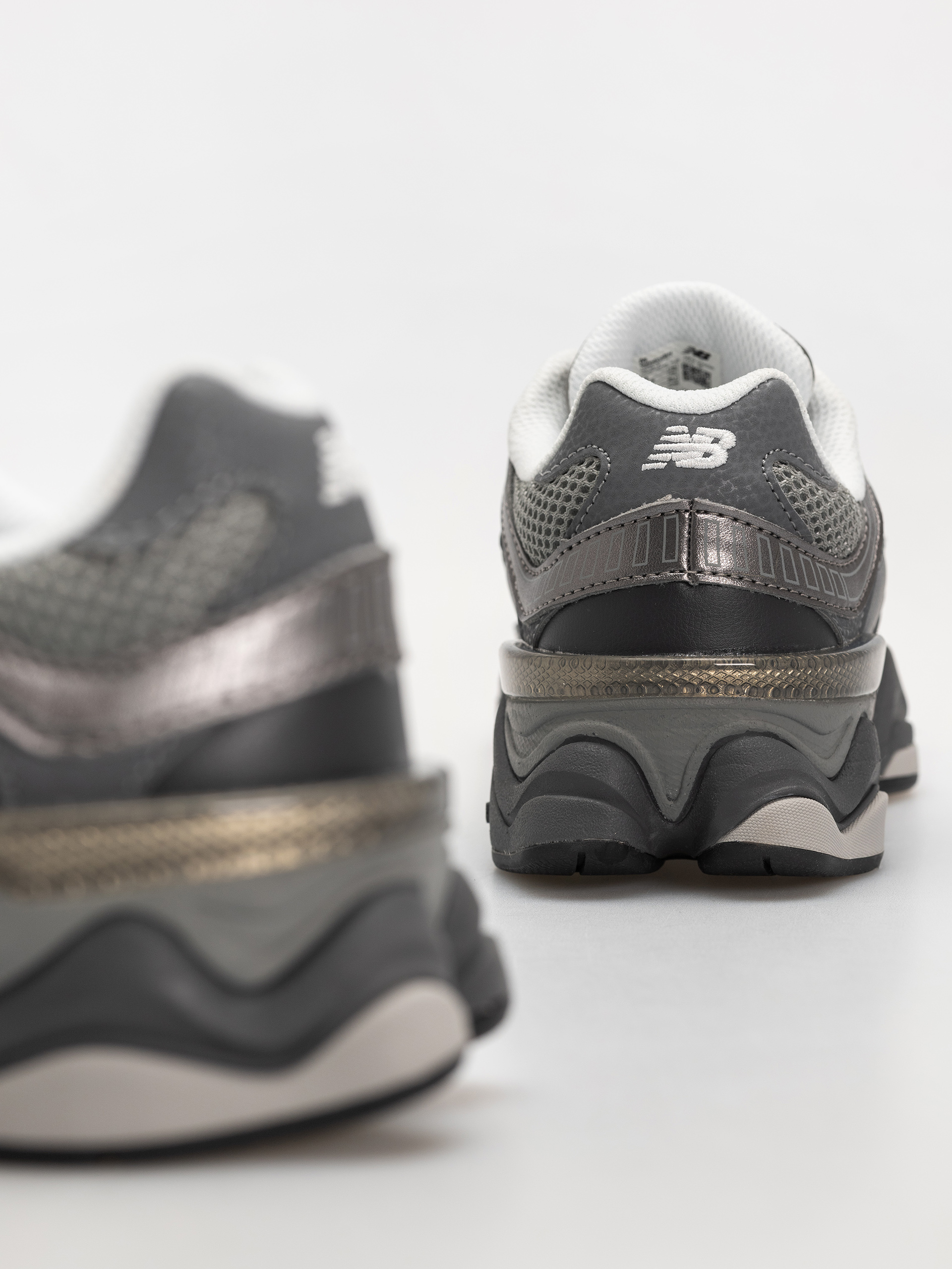 Обувки New Balance 9060 JR (magnet/faded black)