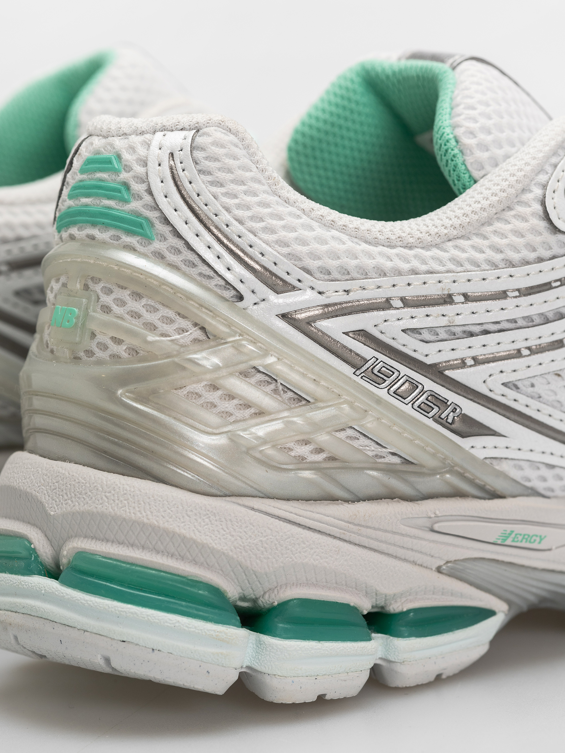 Обувки New Balance 1906 (103 white/deep end)