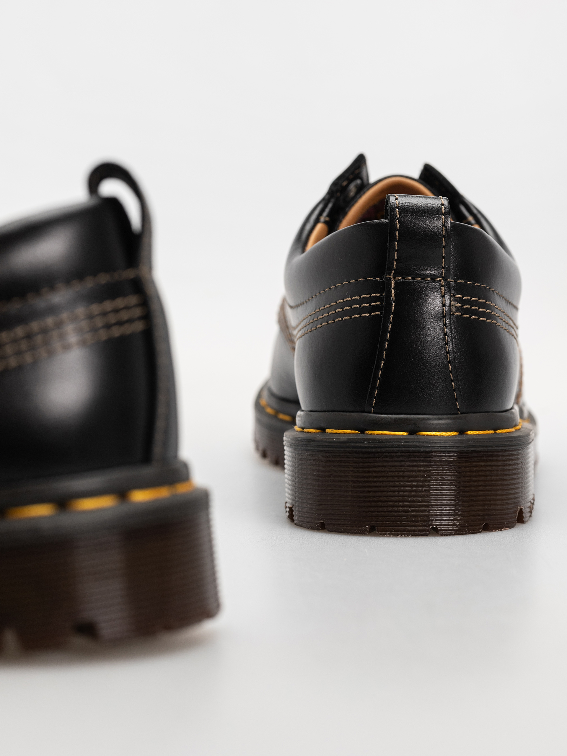 Обувки Dr. Martens Lowell (black analine)