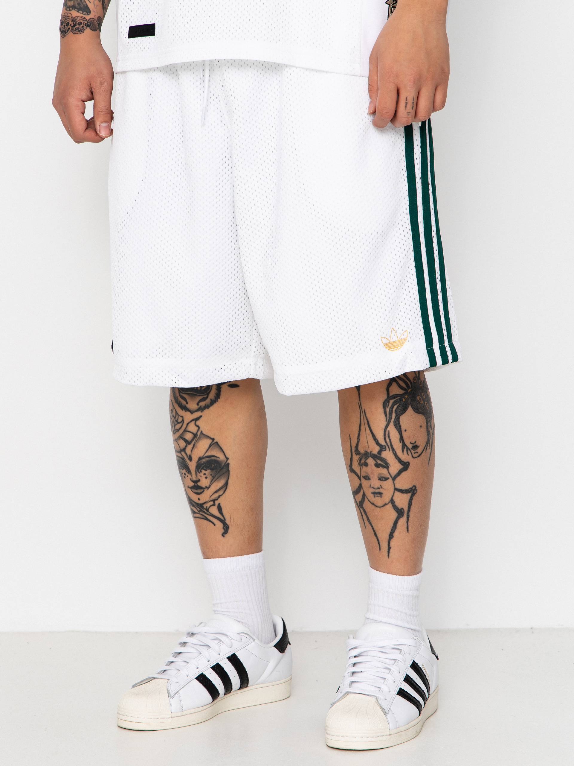 Къси панталони adidas Tyshawn B (white/magold/cgreen)