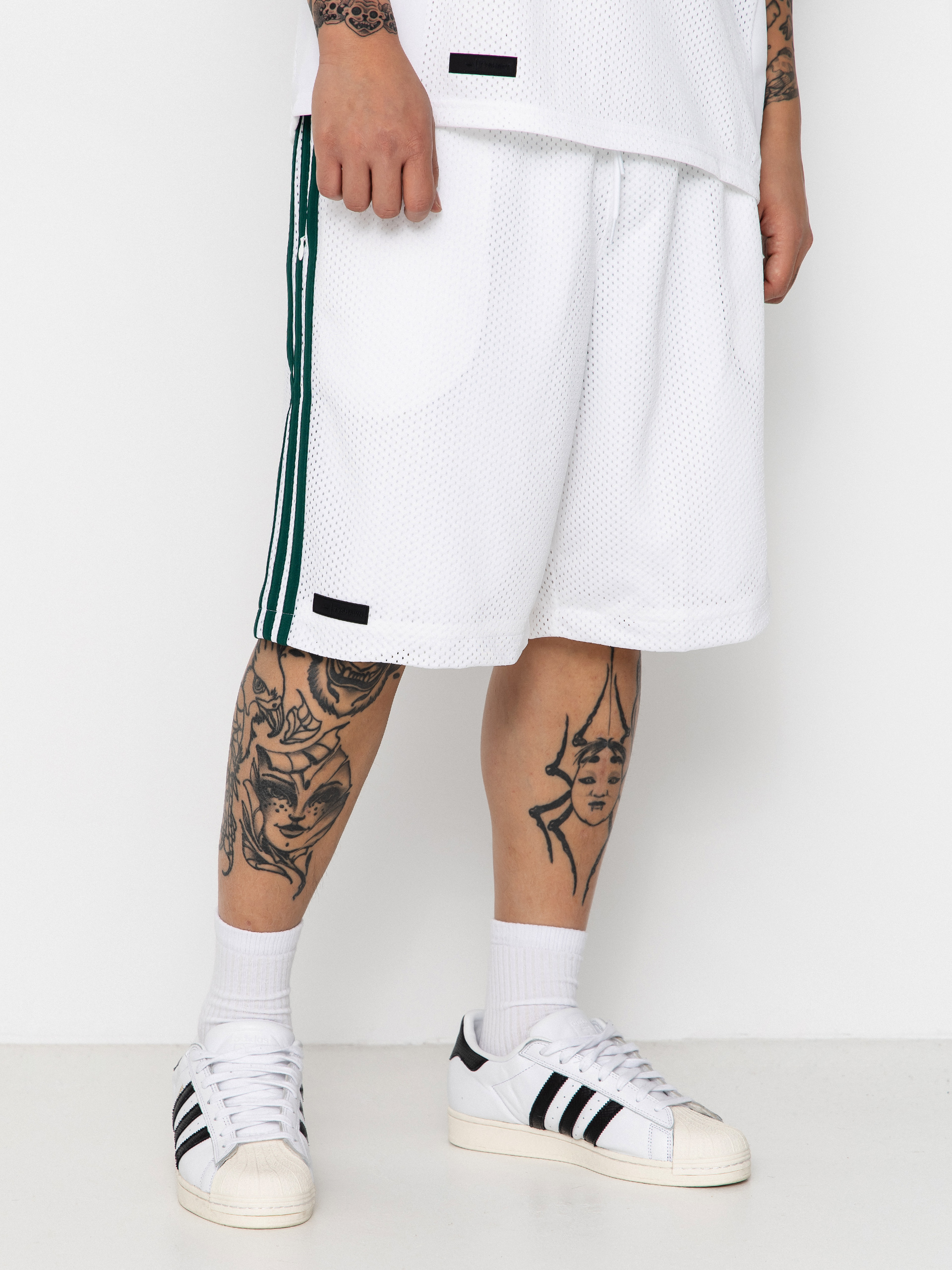 Къси панталони adidas Tyshawn B (white/magold/cgreen)