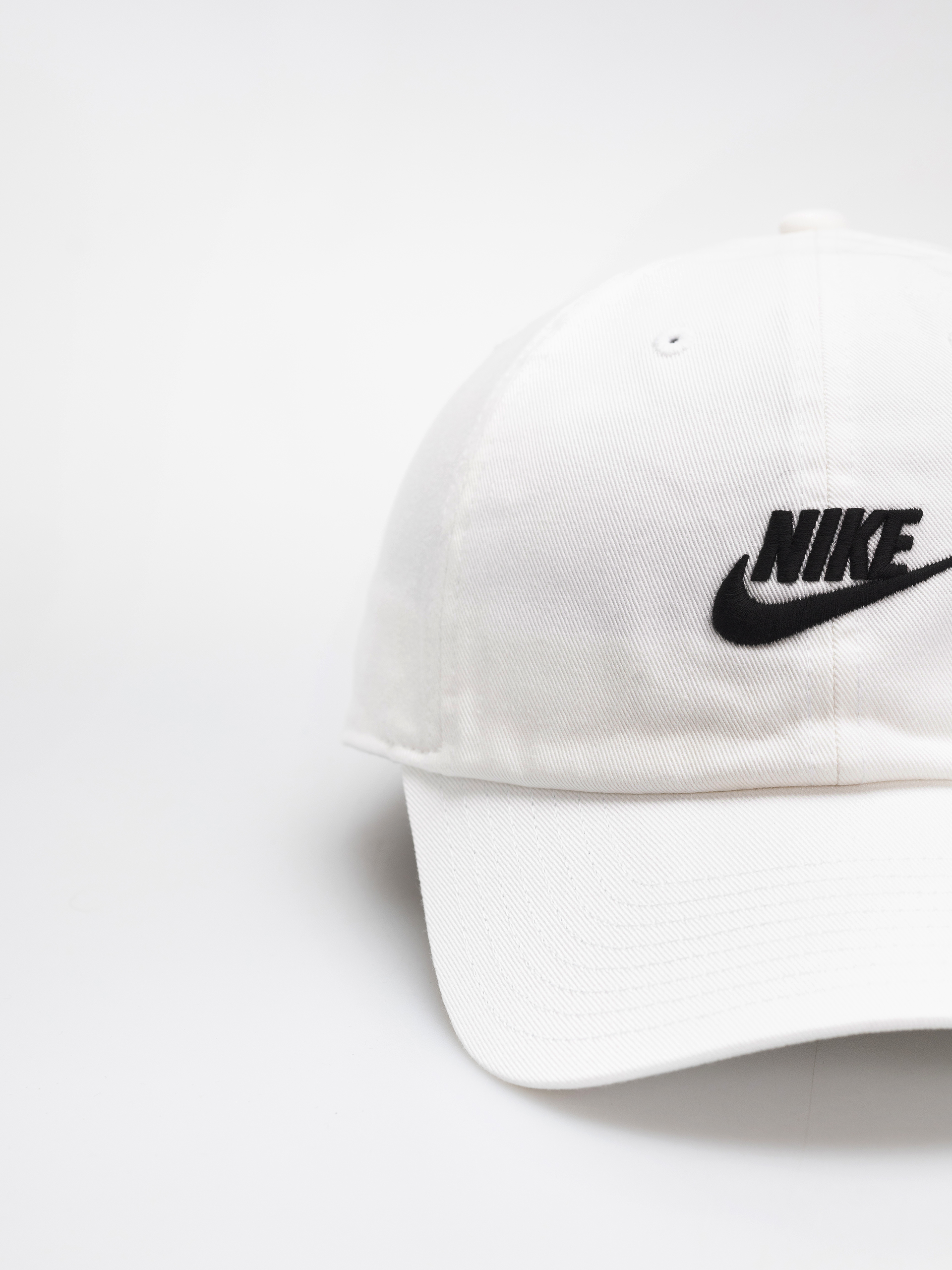 Шапка с козирка Nike SB Club (white/black)