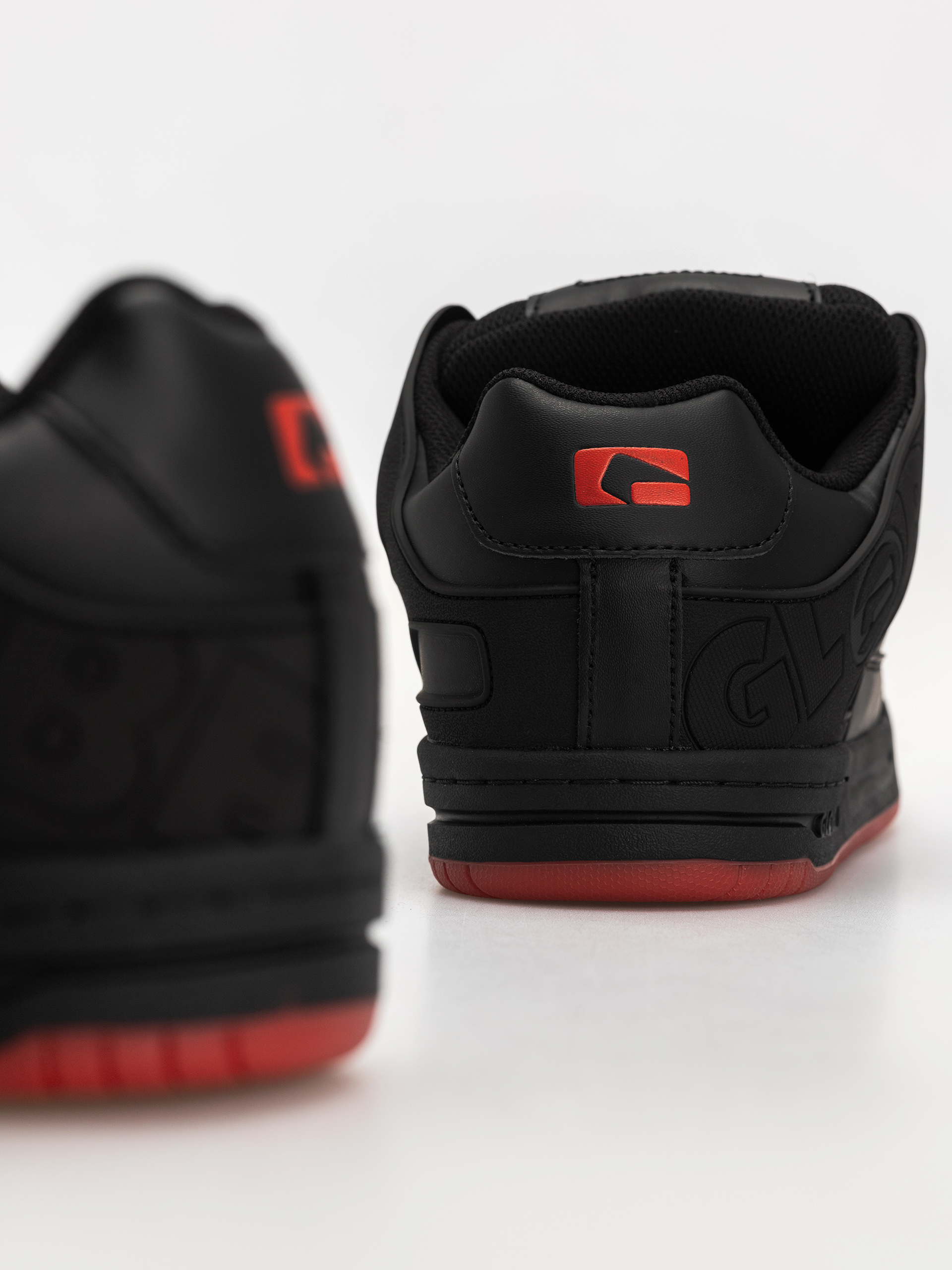 Обувки Globe Tilt (black/red/charcoal)