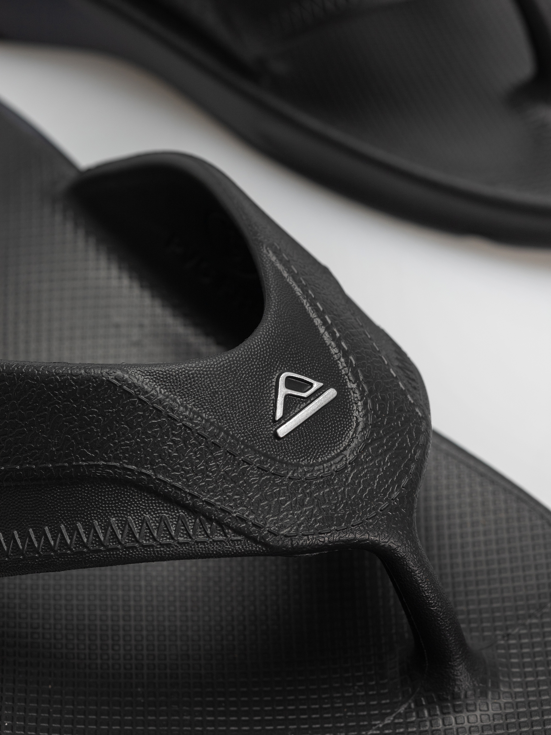Джапанки Reef Fanning H20 (black/silver)