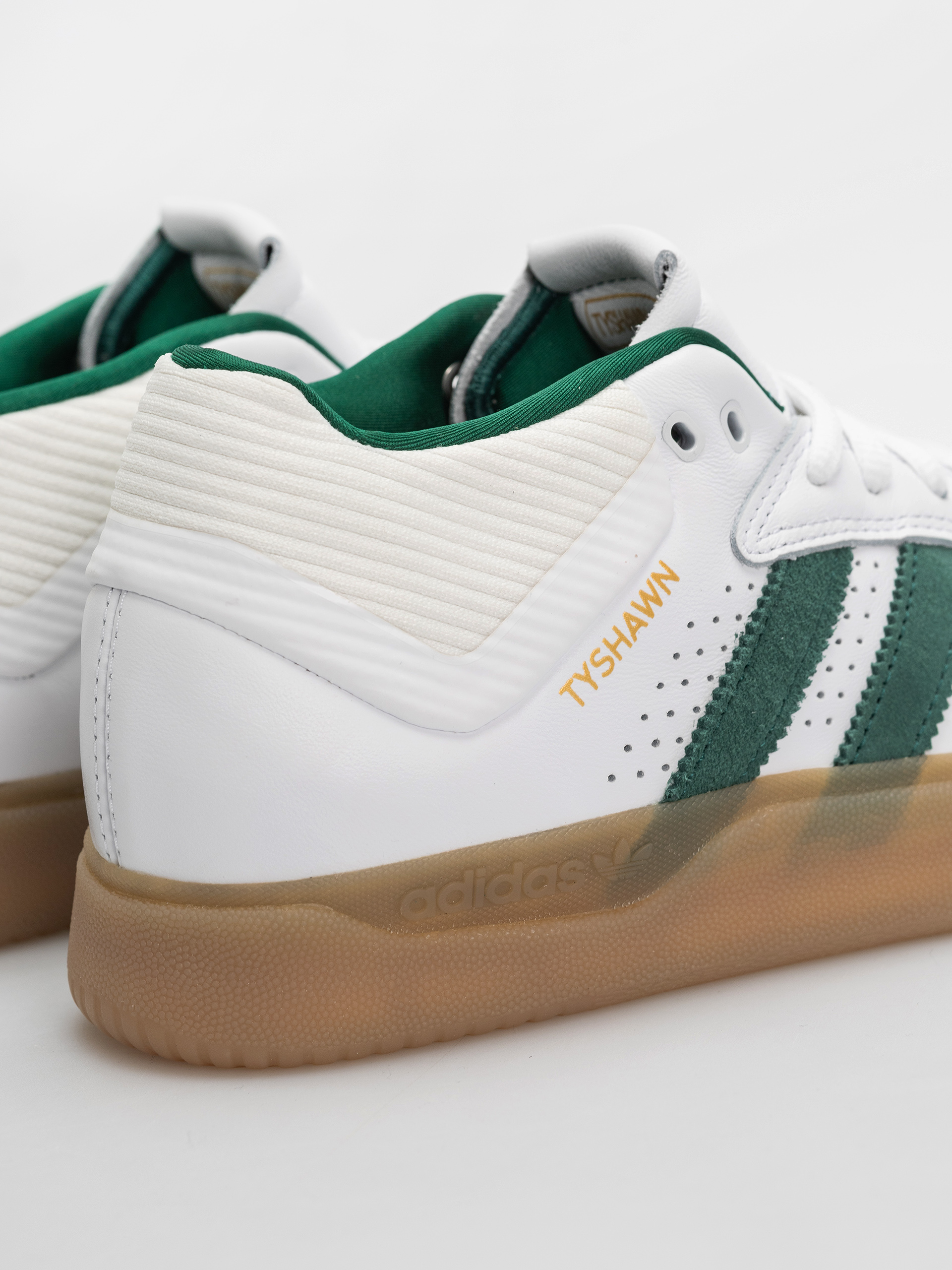 Обувки adidas Tyshawn (ftwwht/cgreen/gum4)