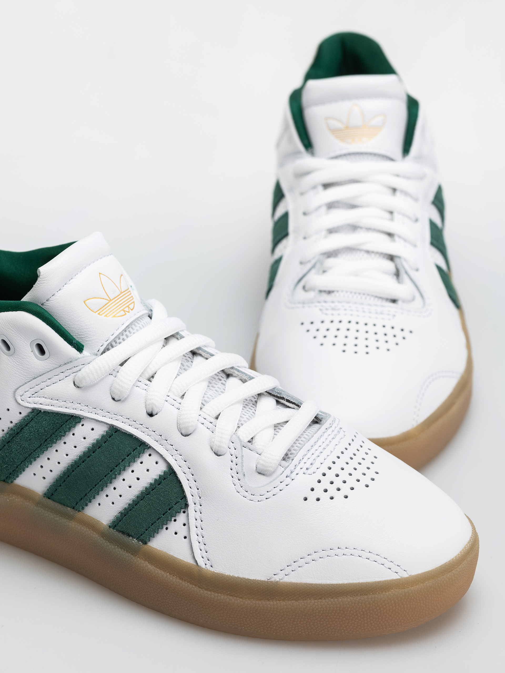 Обувки adidas Tyshawn (ftwwht/cgreen/gum4)