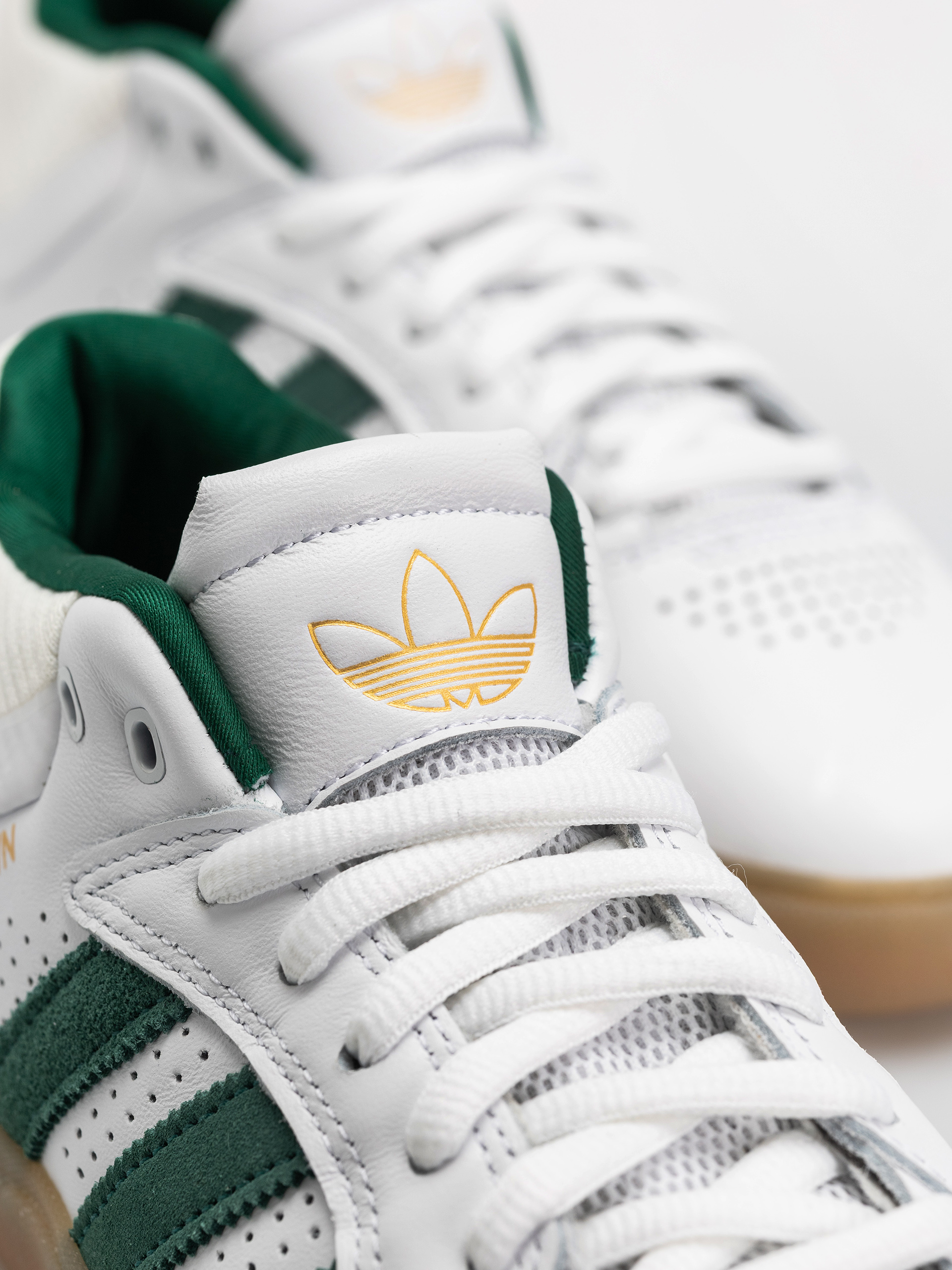 Обувки adidas Tyshawn (ftwwht/cgreen/gum4)