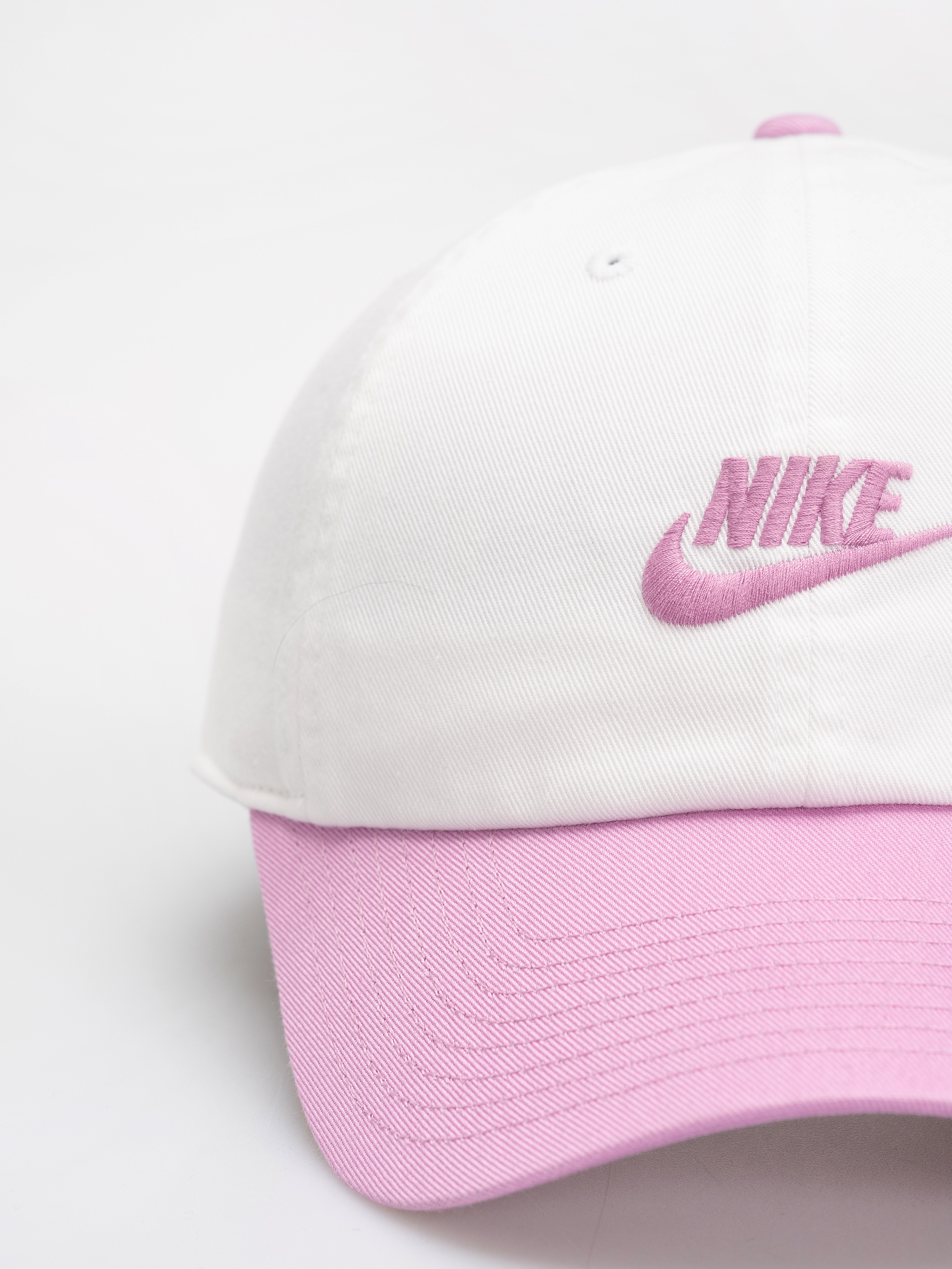 Шапка с козирка Nike SB Club (white/lt magenta/lt magenta)