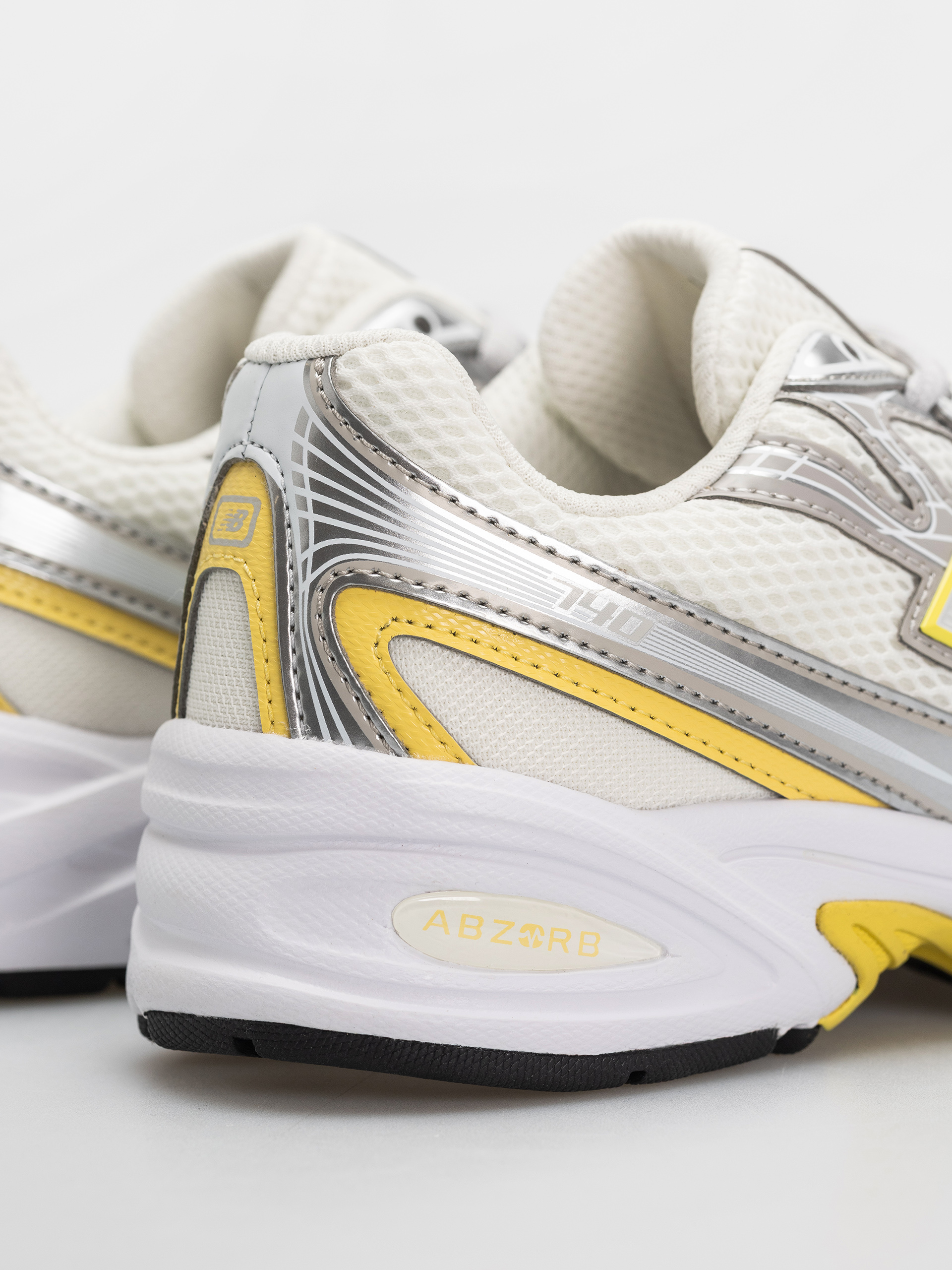 Обувки New Balance 740 JR (silver metallic/star burst)