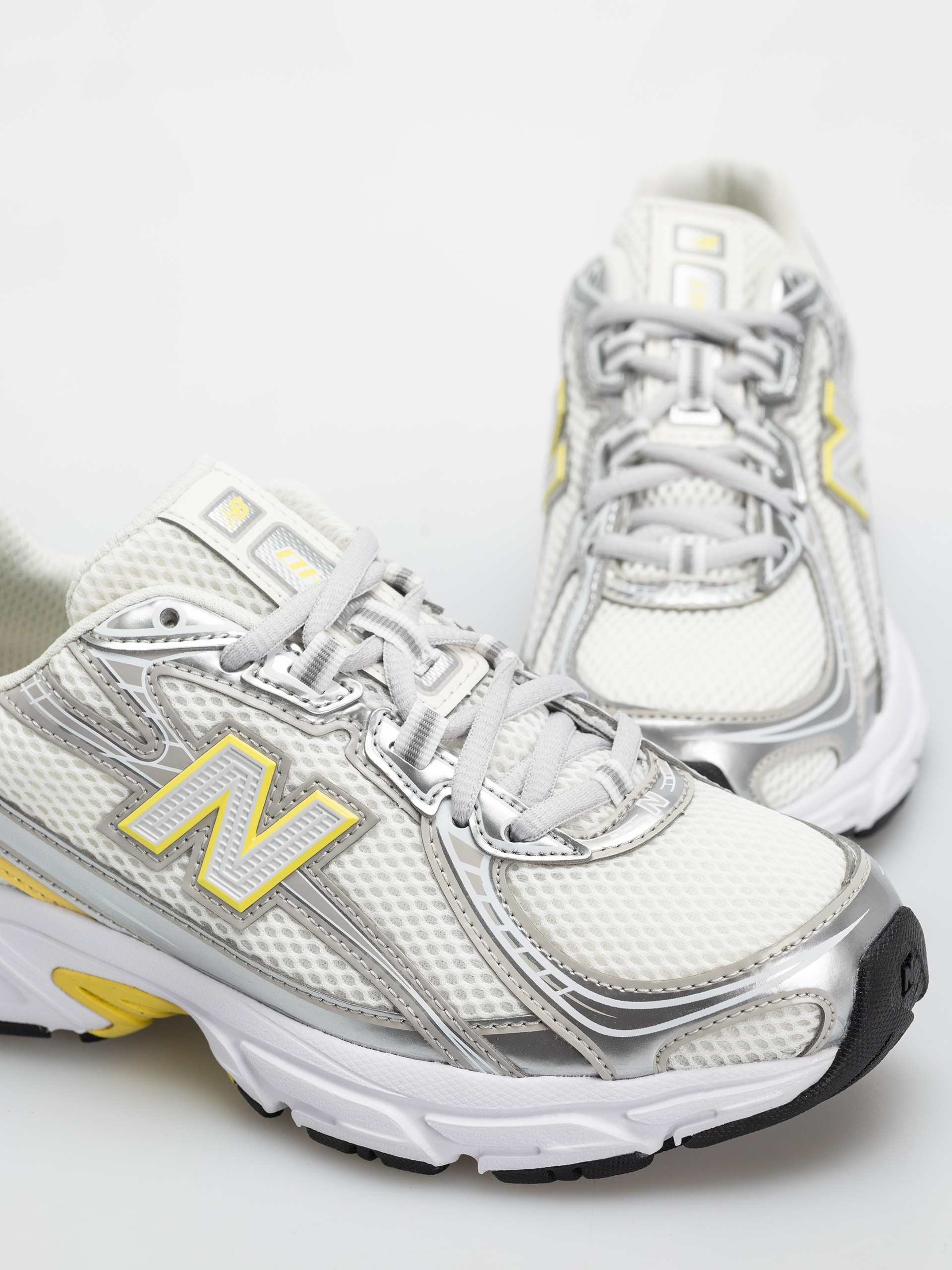Обувки New Balance 740 JR (silver metallic/star burst)