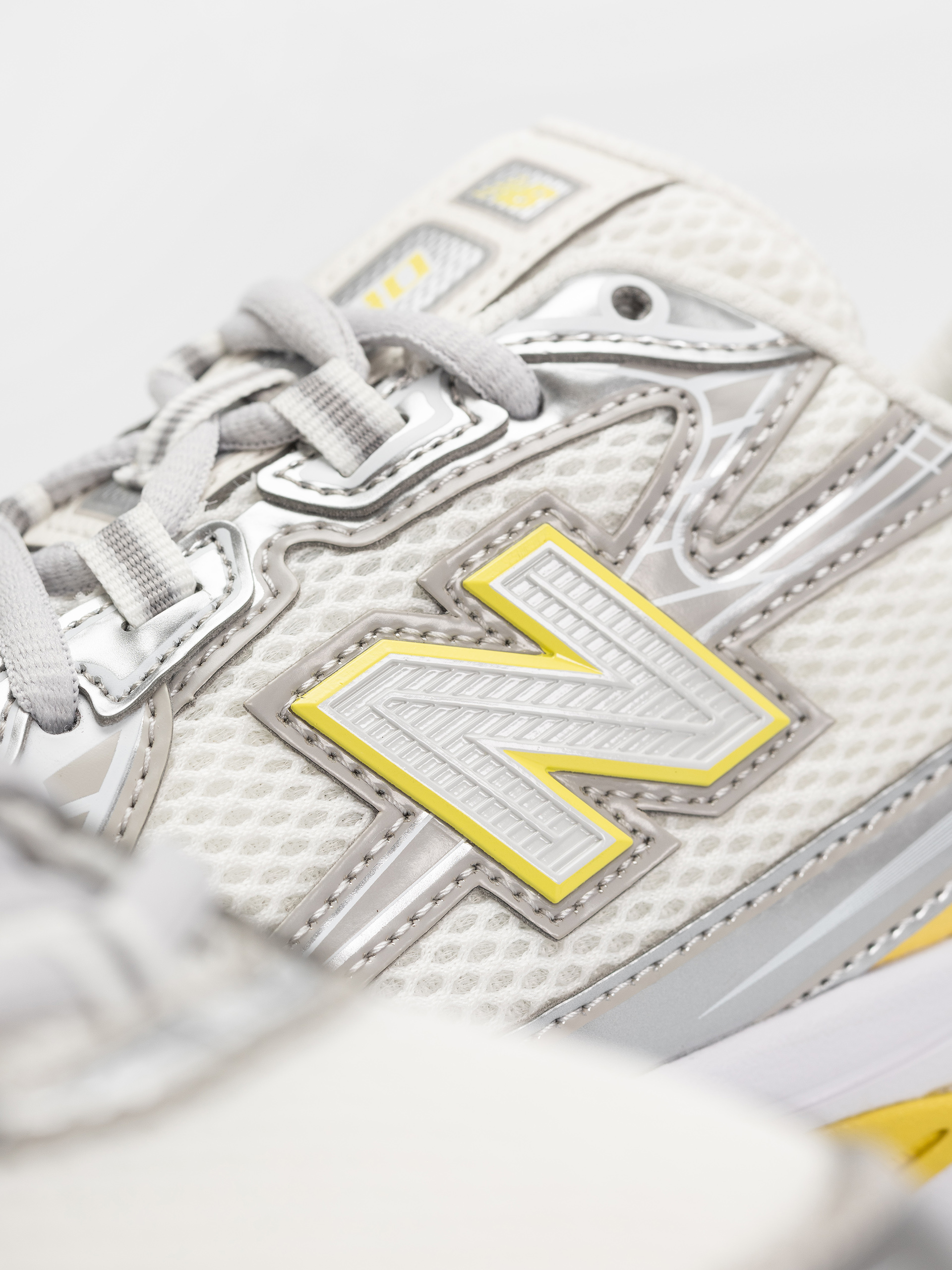 Обувки New Balance 740 JR (silver metallic/star burst)