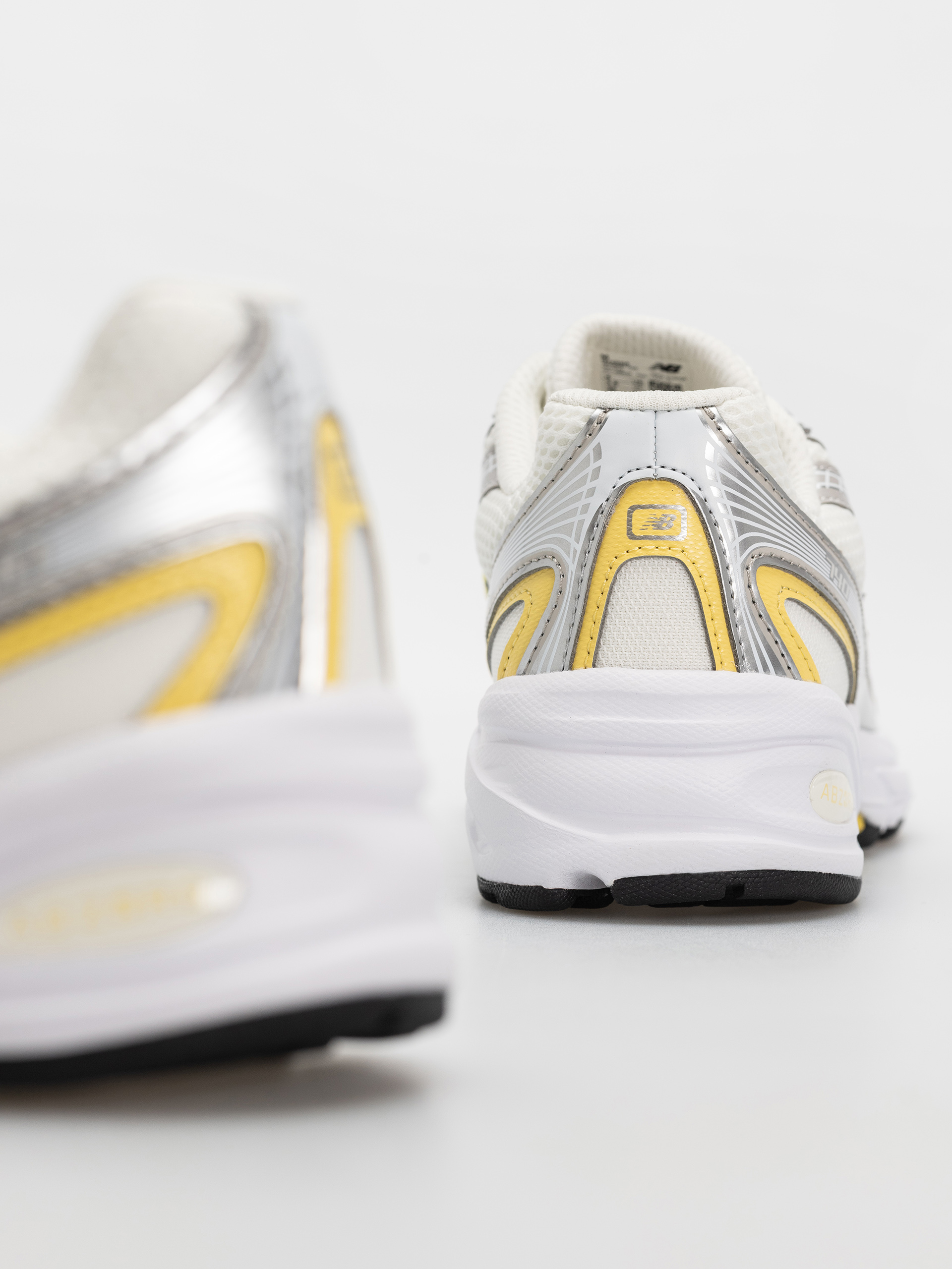 Обувки New Balance 740 JR (silver metallic/star burst)