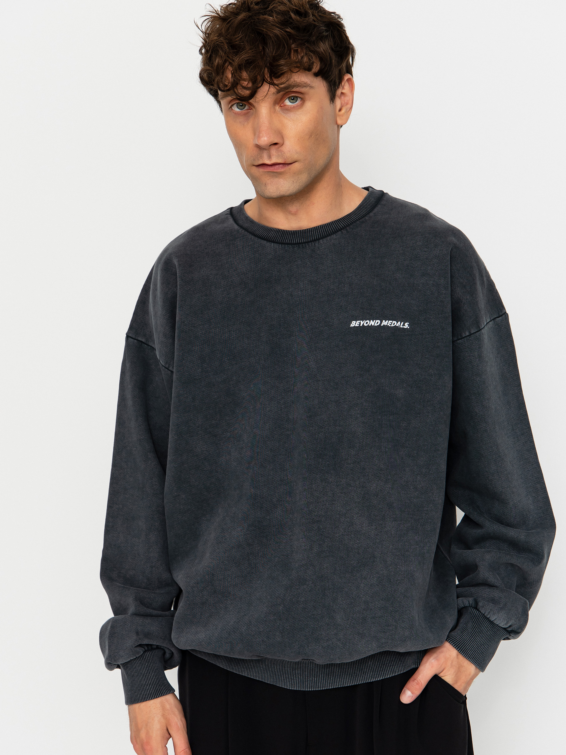 Суитшърт Beyond Medals Distressed Logo