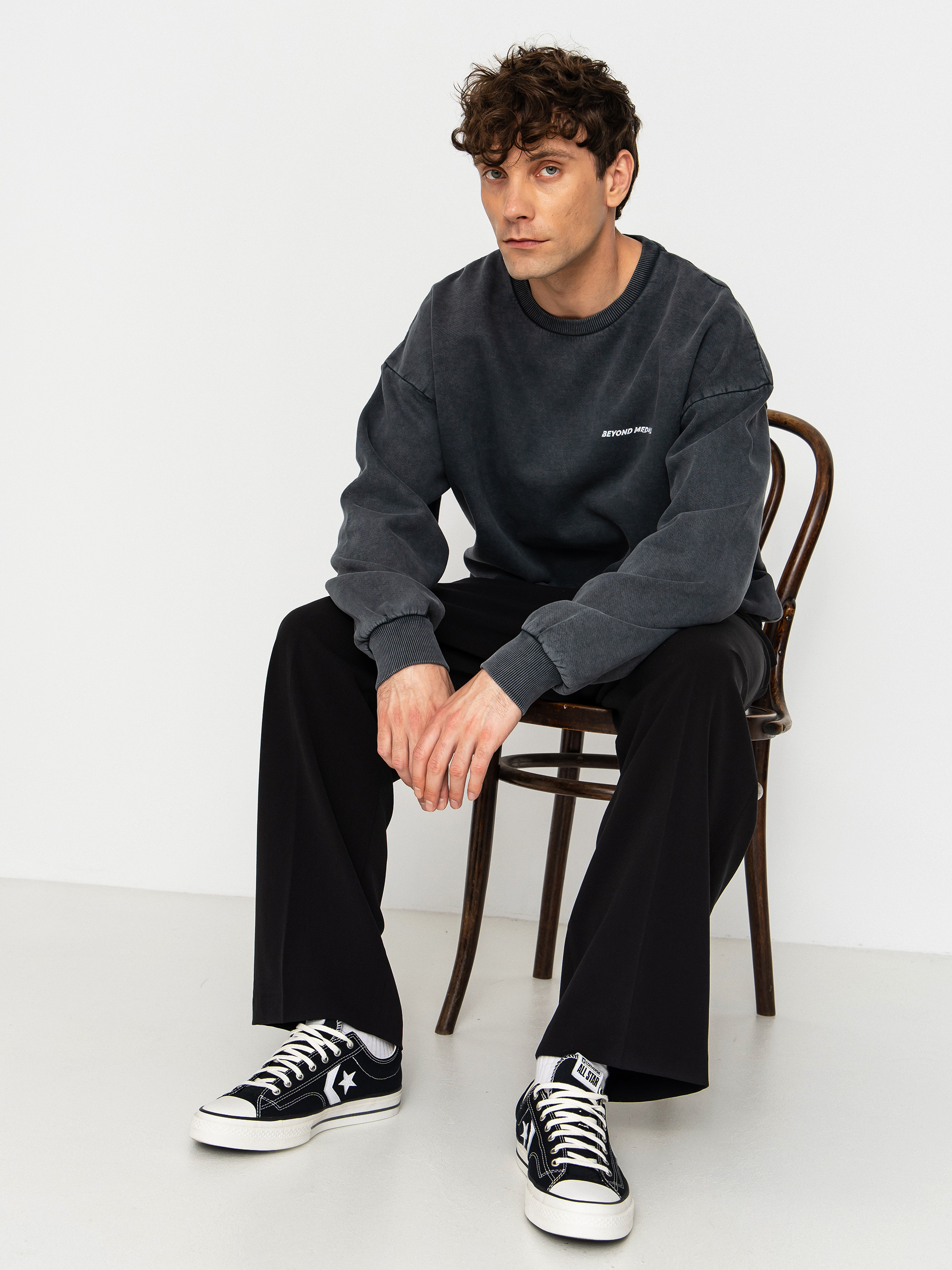 Суитшърт Beyond Medals Distressed Logo (black)