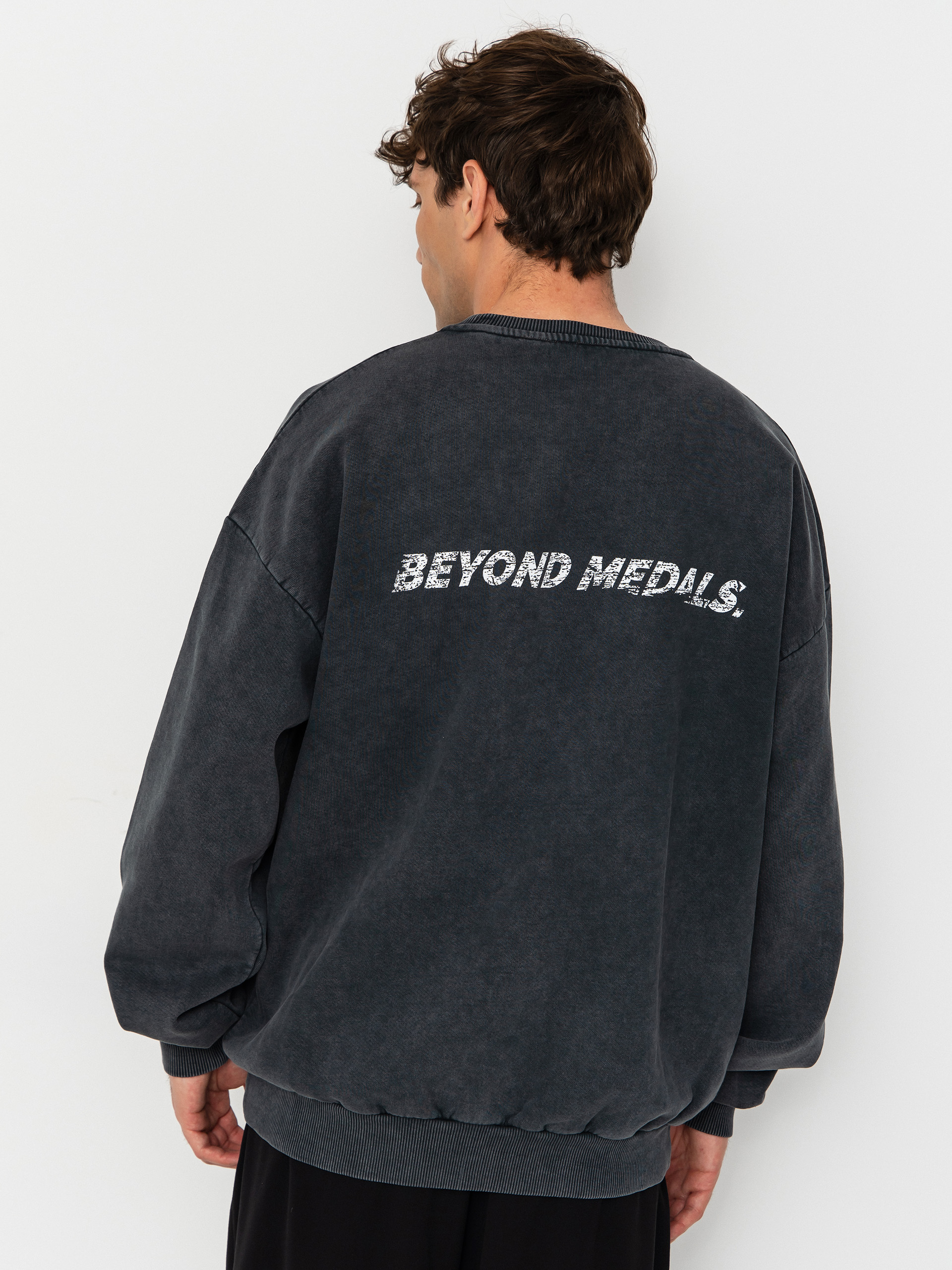 Суитшърт Beyond Medals Distressed Logo (black)