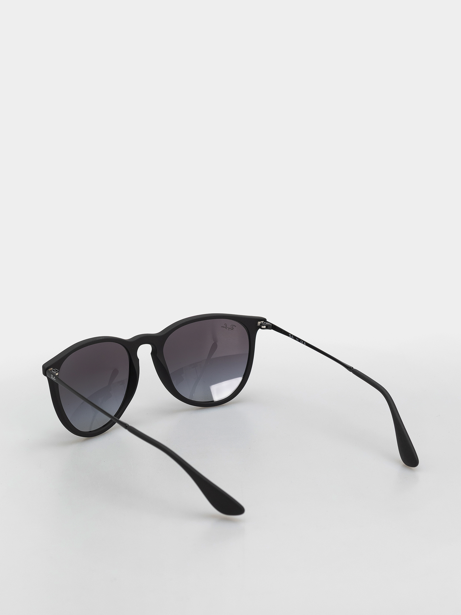 Слънчеви очила Ray-Ban Erika Classic (matowy guma czarny/szary gradalny)