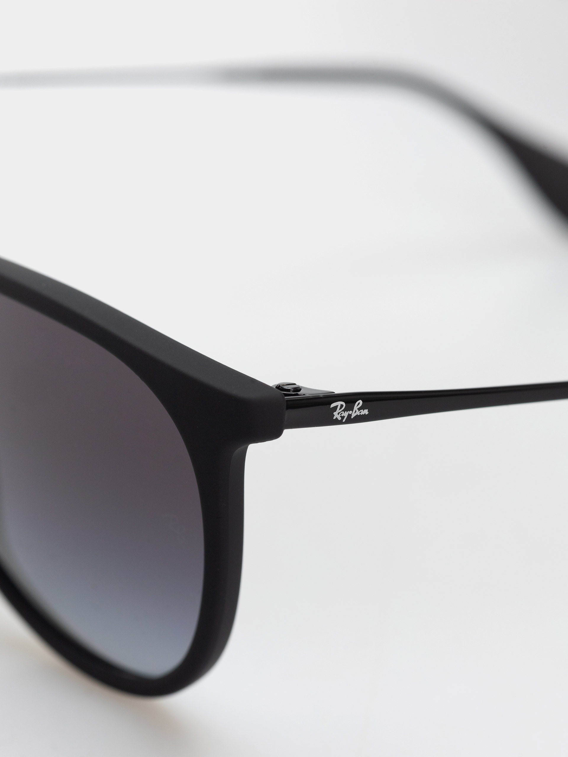 Слънчеви очила Ray-Ban Erika Classic (matowy guma czarny/szary gradalny)