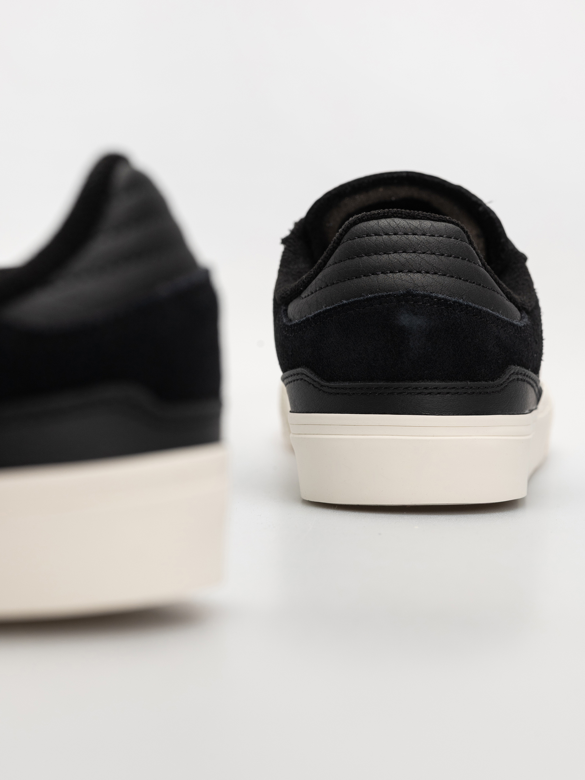 Обувки adidas Busenitz Vulc II (cblack/cwhite/goldmt)
