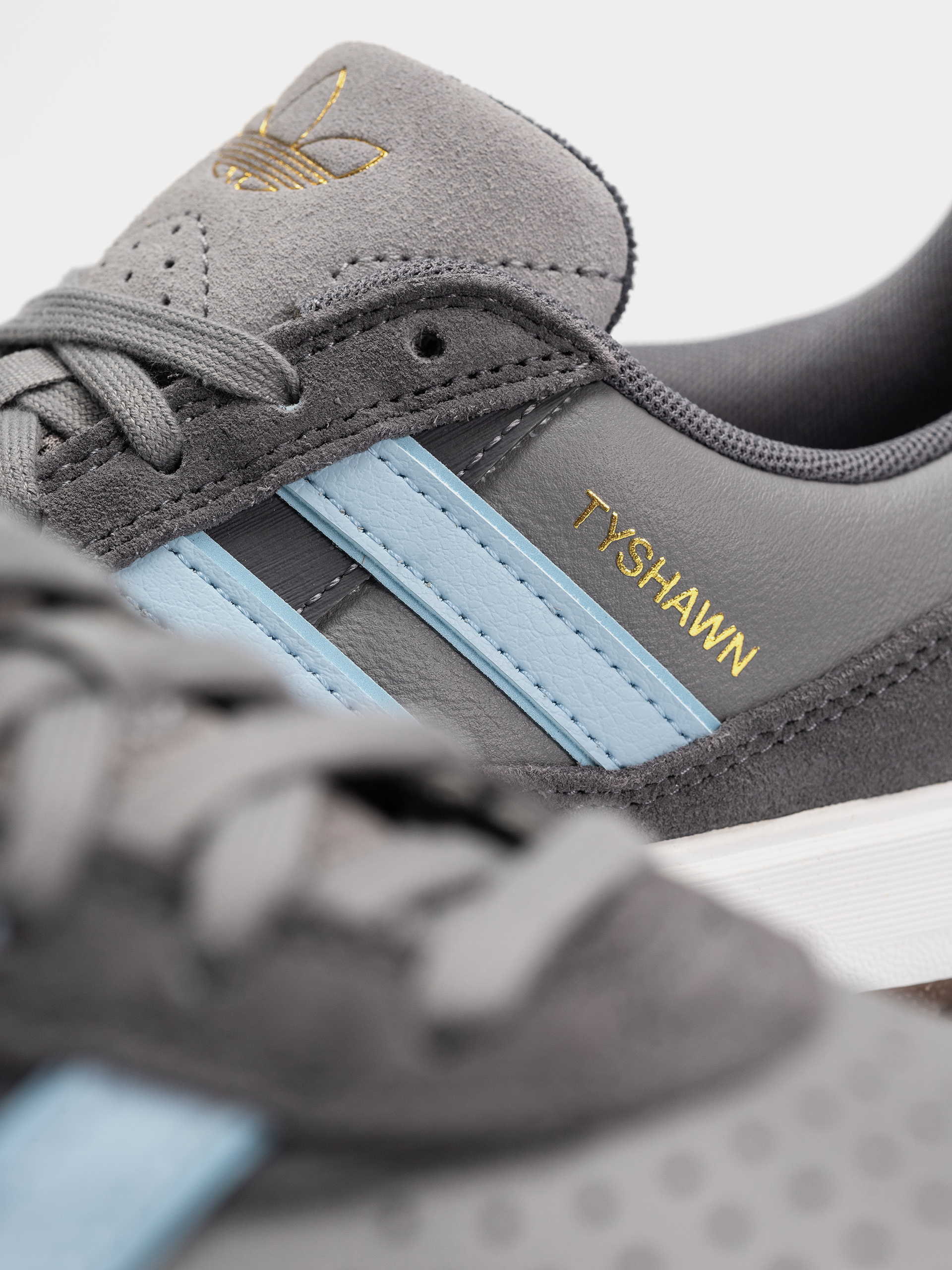 Обувки adidas Tyshawn II (grefiv/clesky/ftwwht)