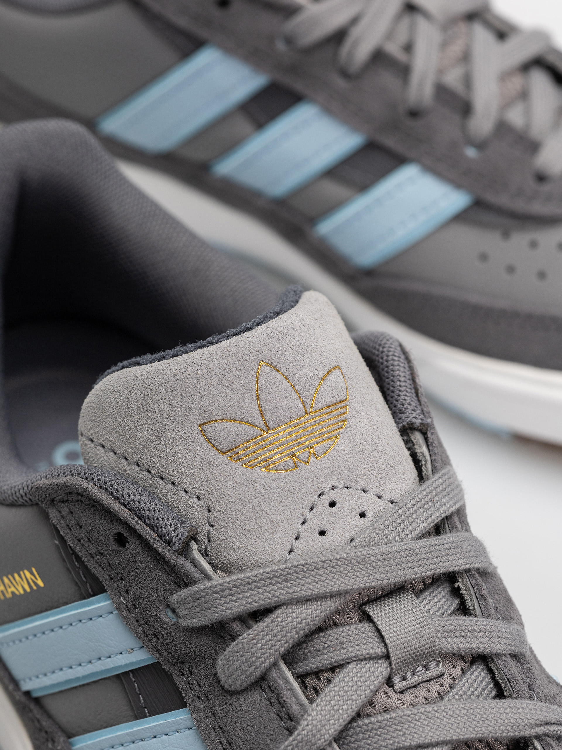 Обувки adidas Tyshawn II (grefiv/clesky/ftwwht)